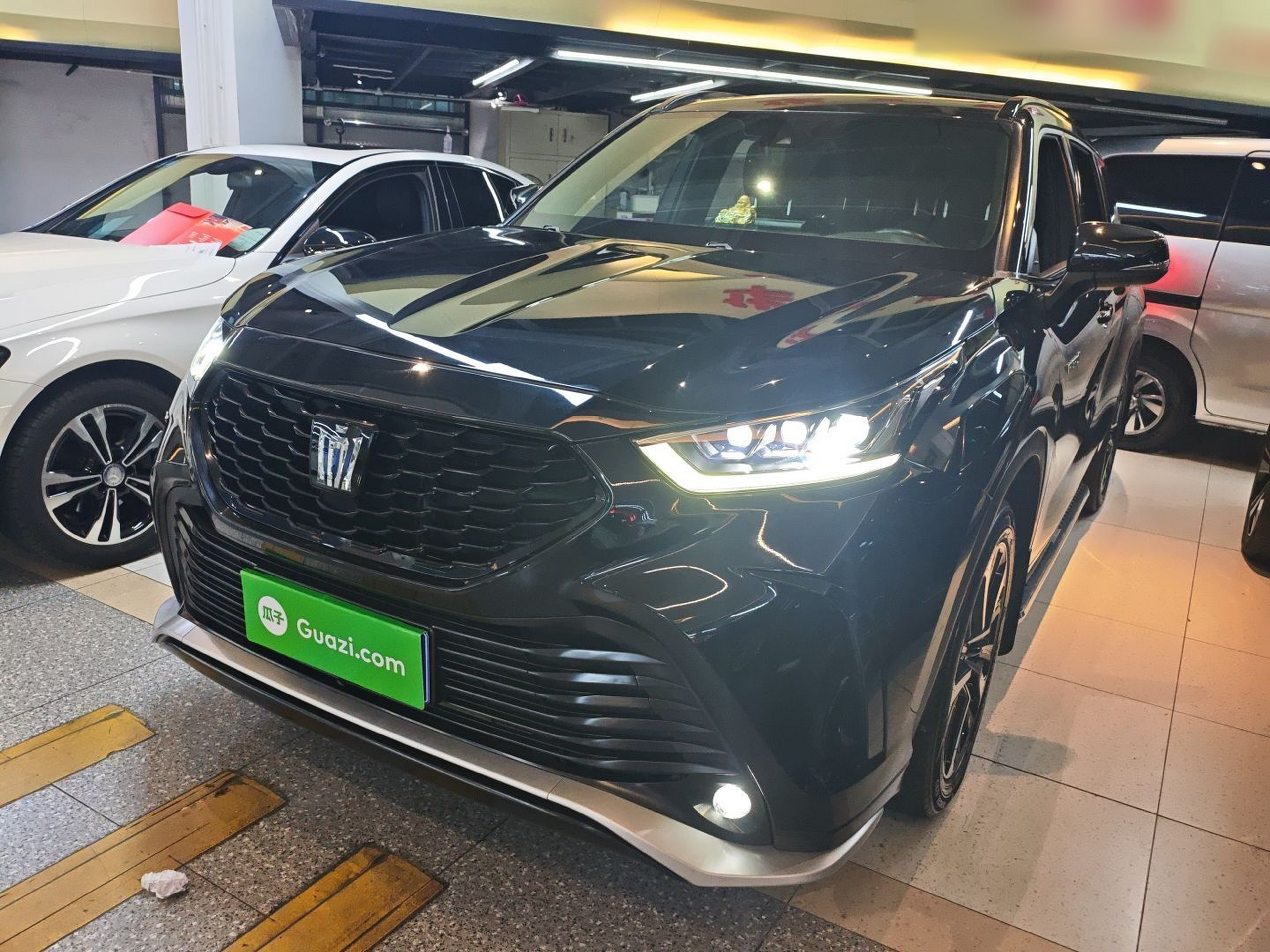 تحت مقدمة السيارة