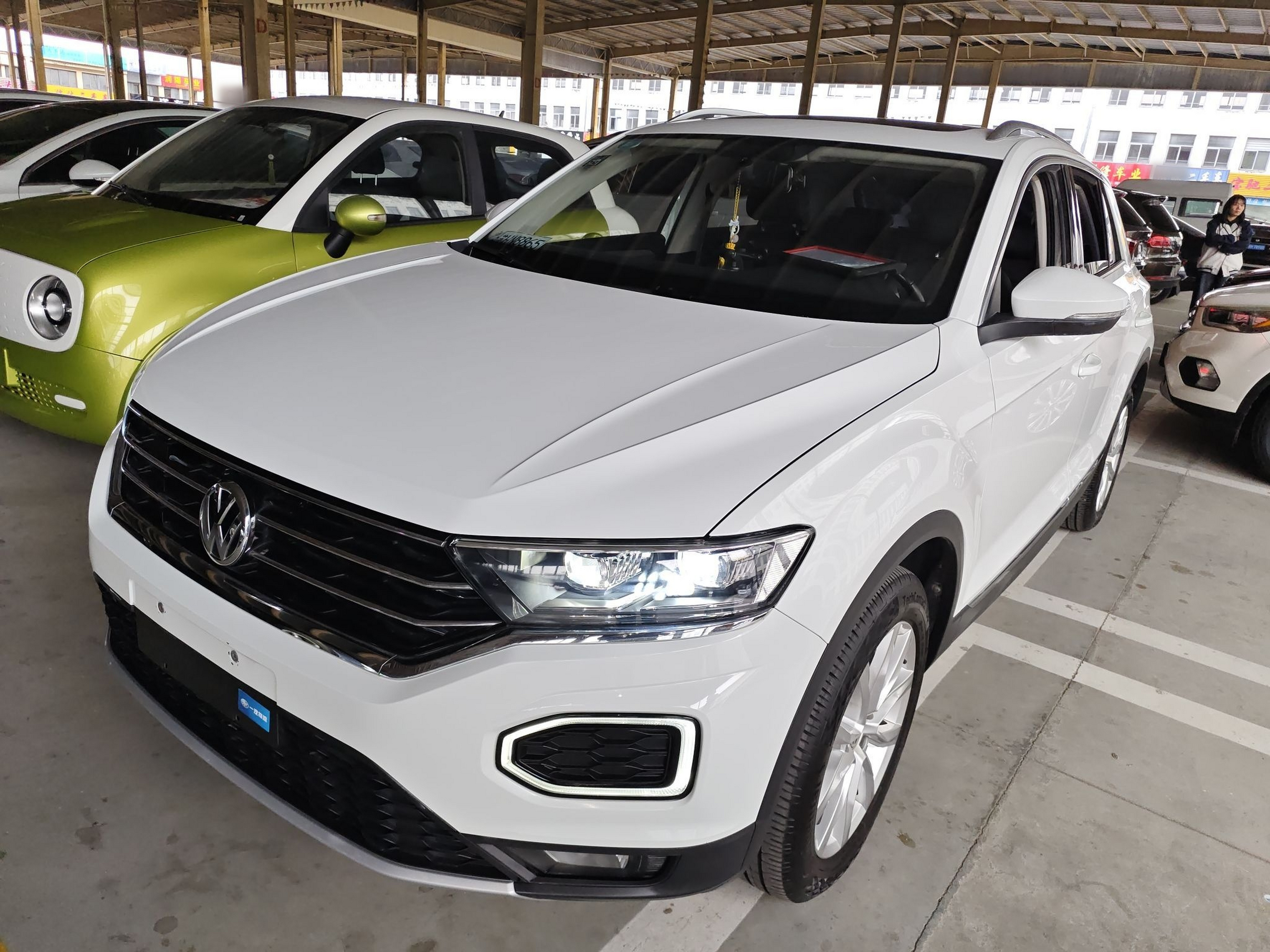 تحت مقدمة السيارة