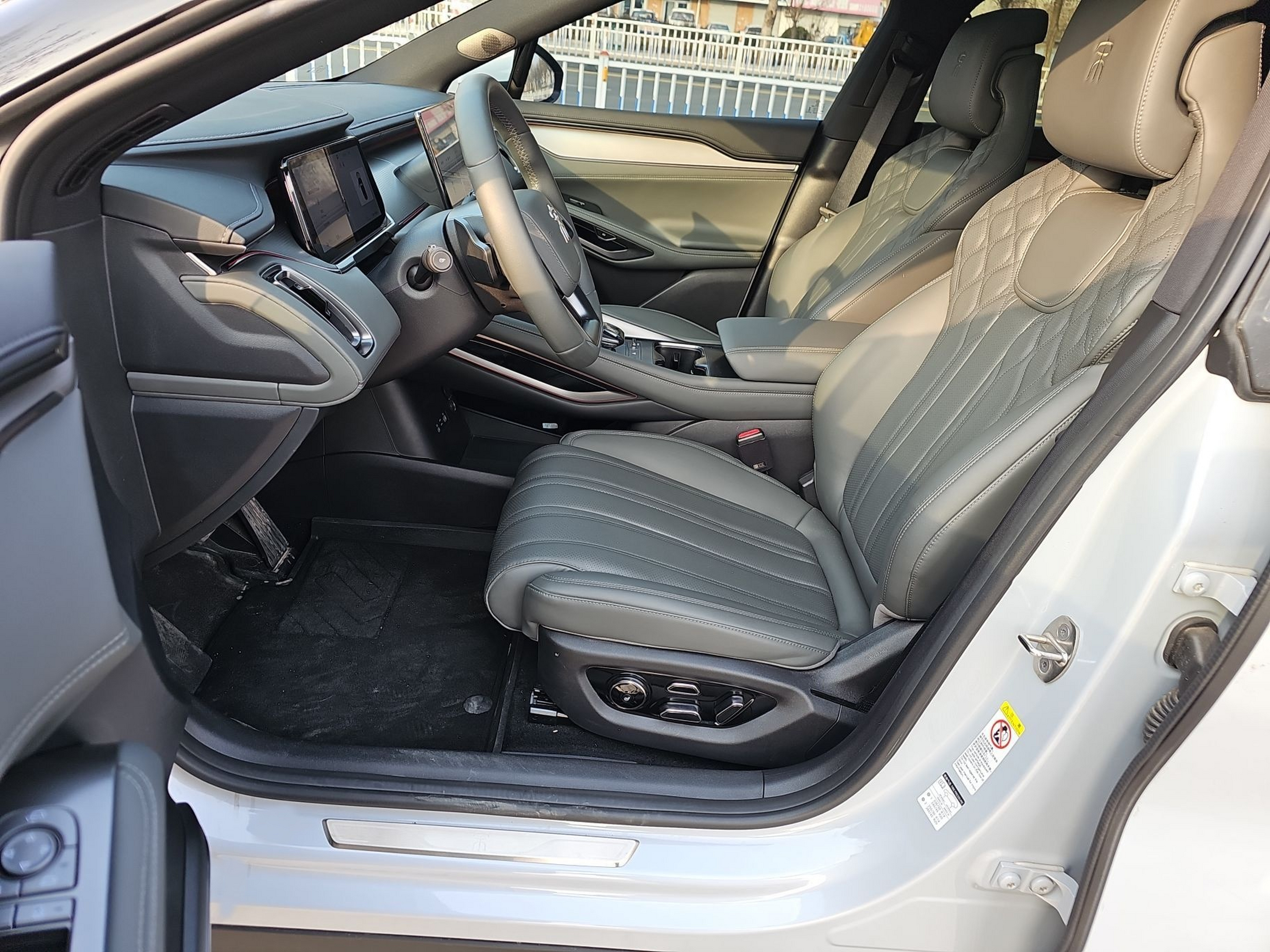 Переднее сиденье в автомобиле