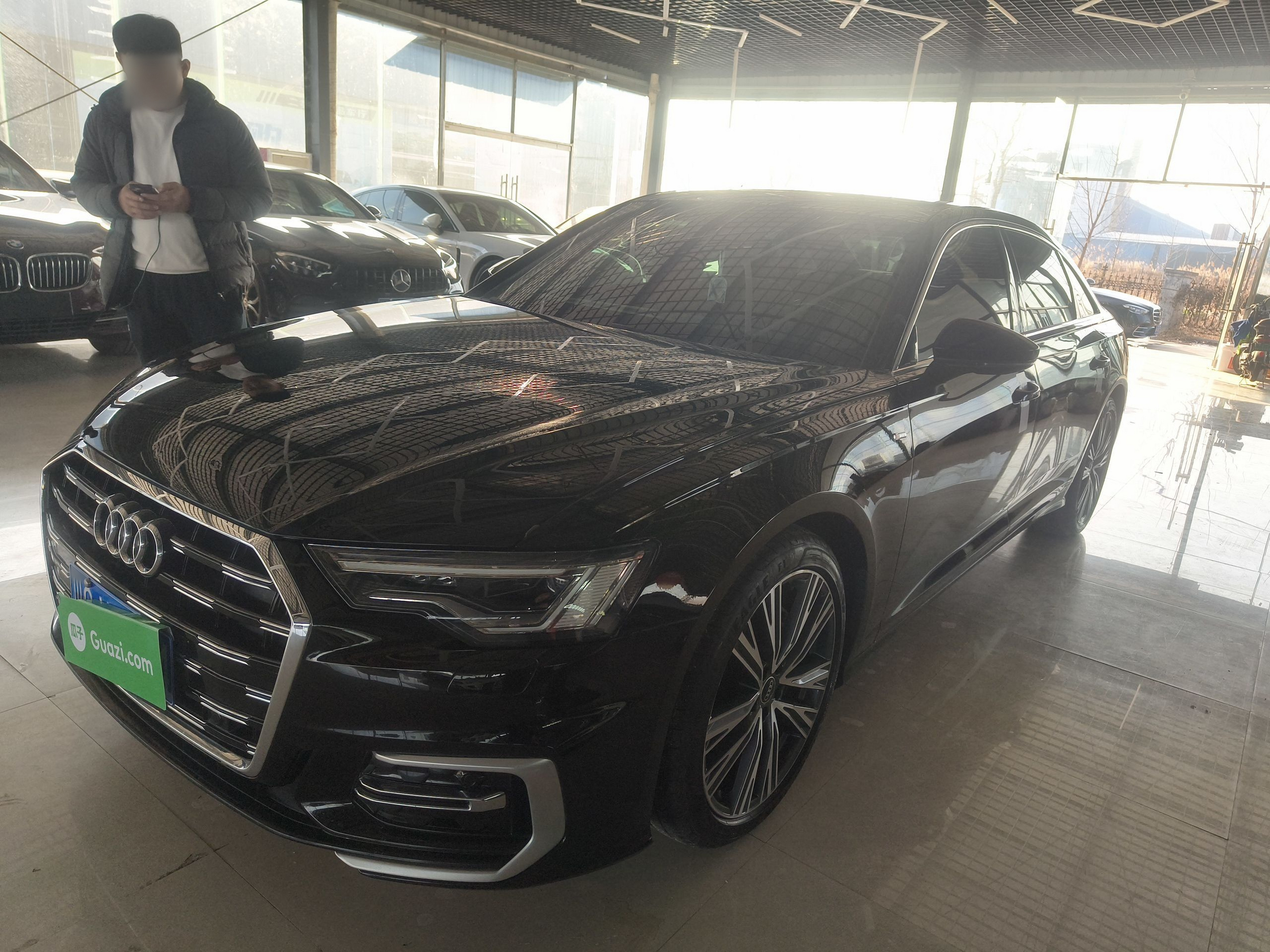 Под передней частью автомобиля