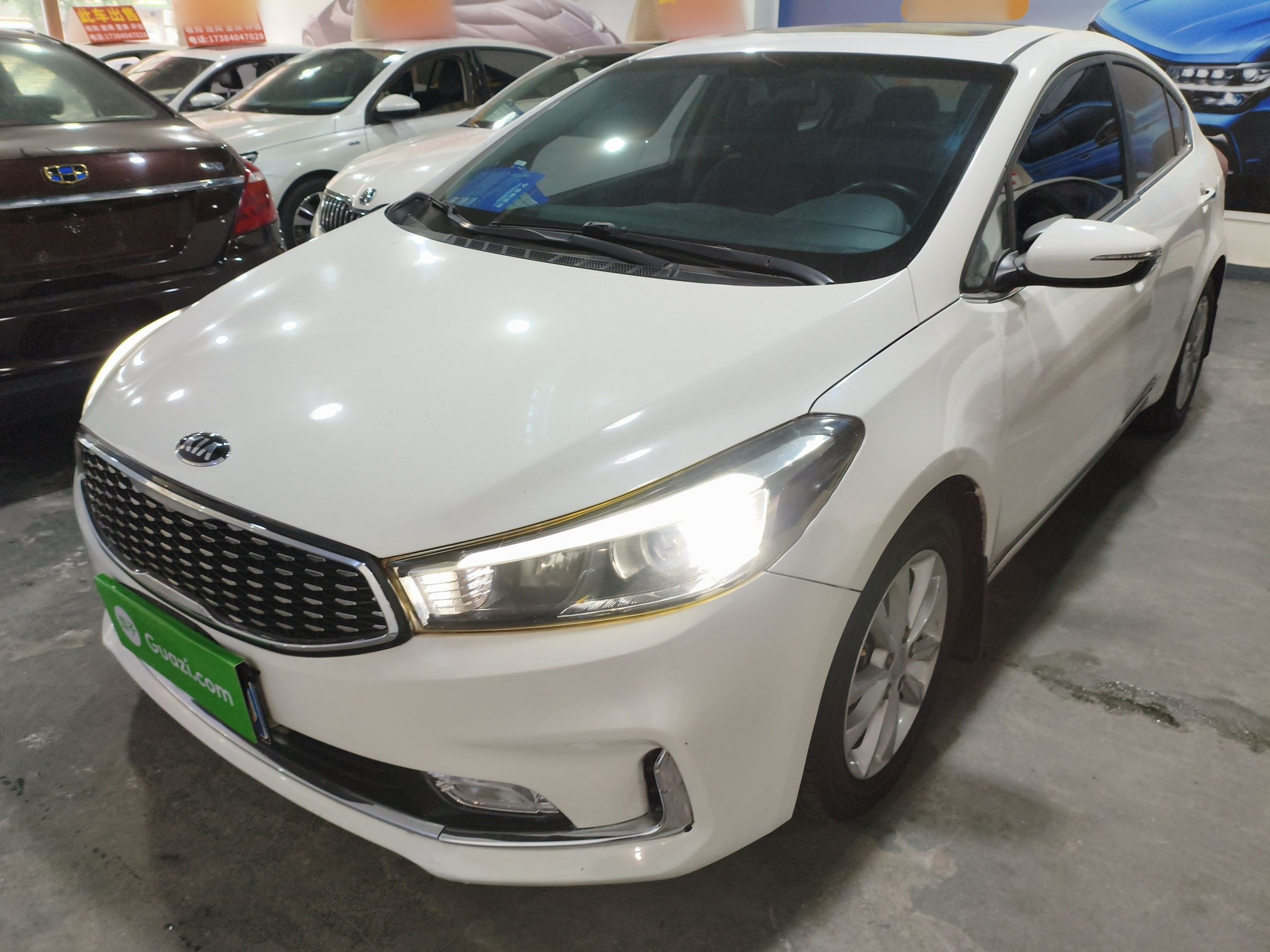 تحت مقدمة السيارة