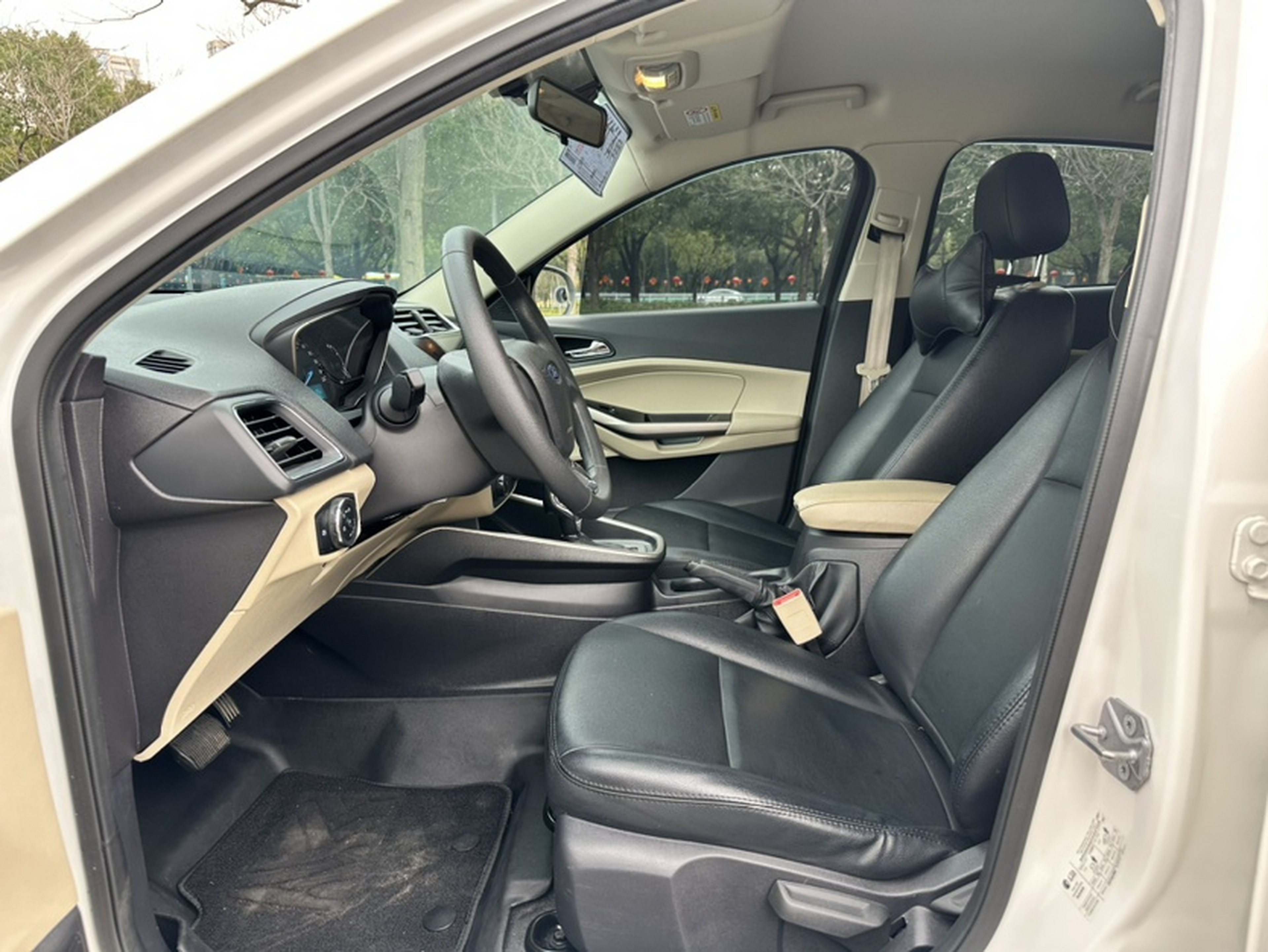 Переднее сиденье в автомобиле