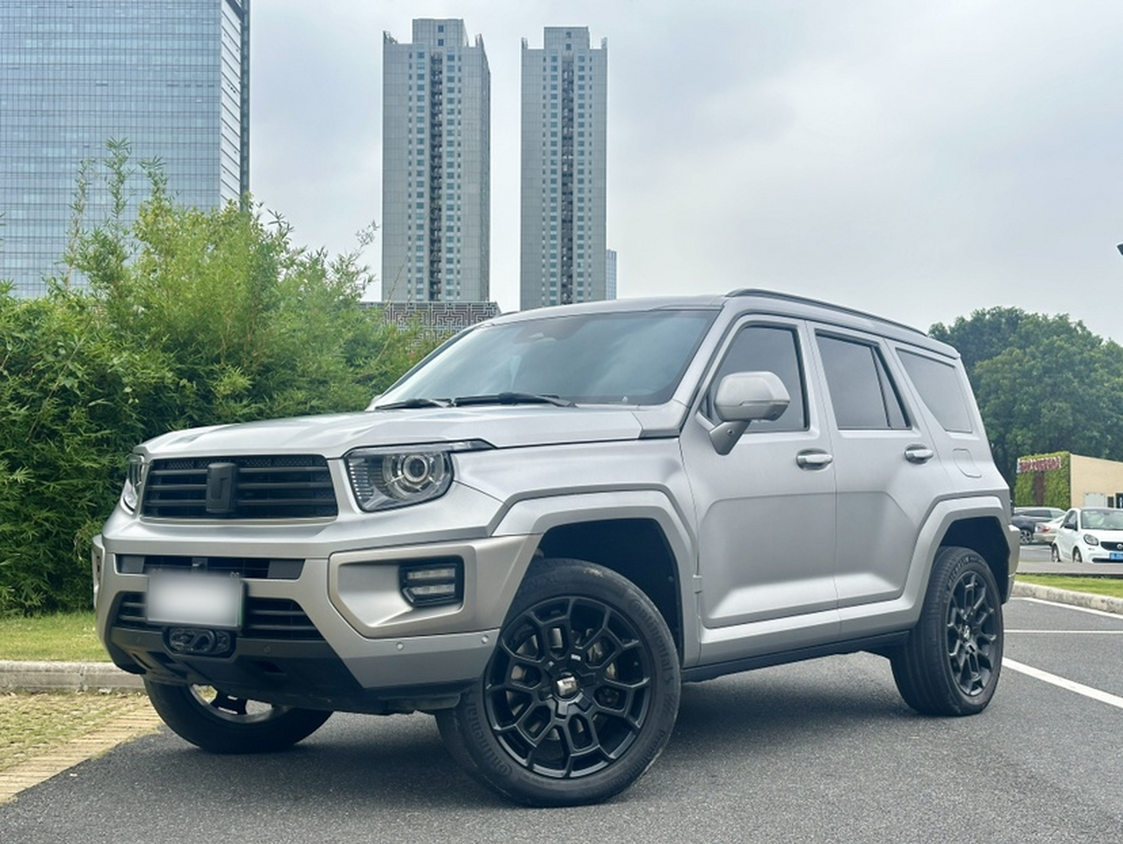 تحت مقدمة السيارة