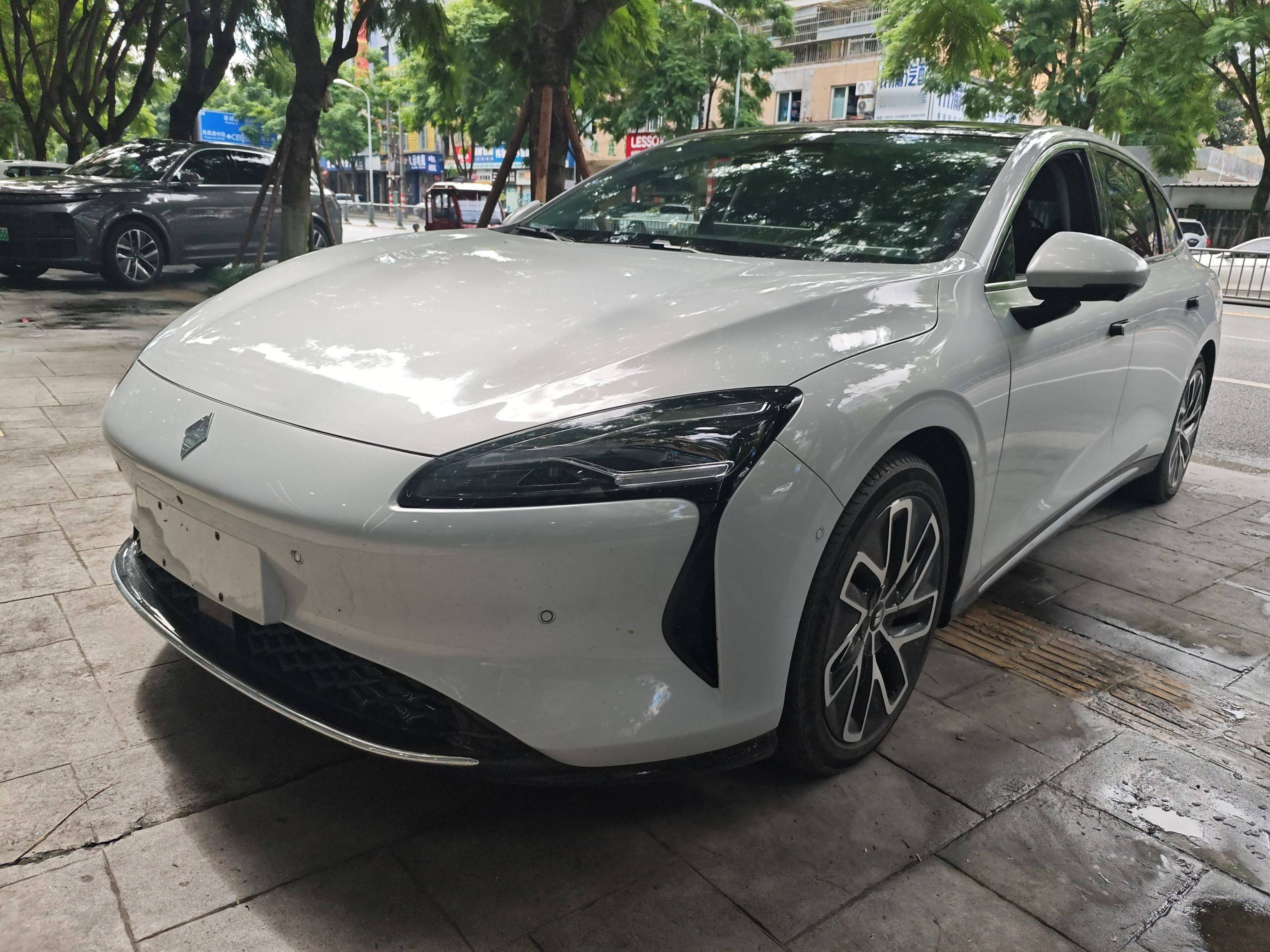 Под передней частью автомобиля