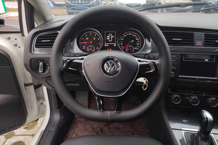 Used Volkswagen Golf 2017 1.6L Automatic Comfort Million-Vehicle Anniversary Edition
