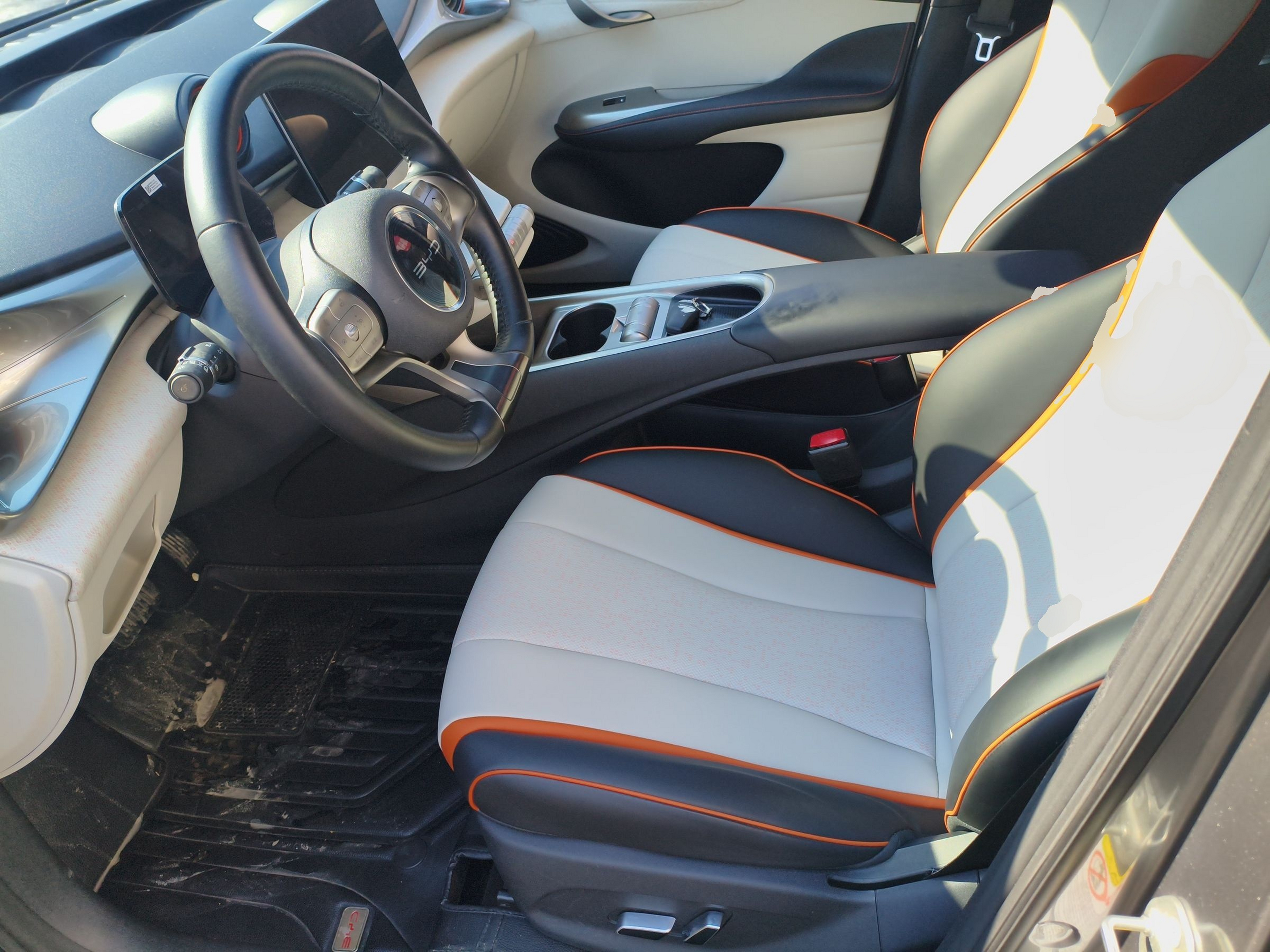 المقاعد الأمامية داخل السيارة