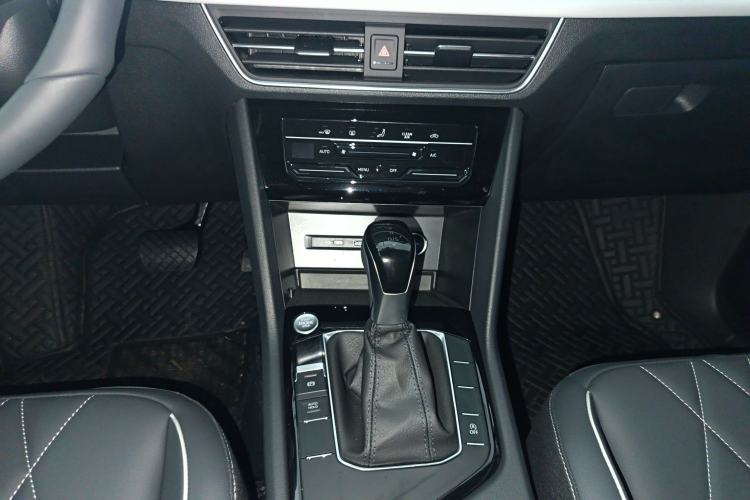 Used Volkswagen Tiguan L 2024 Outstanding Model 300TSI Automatic Two-Wheel Drive Longteng Edition