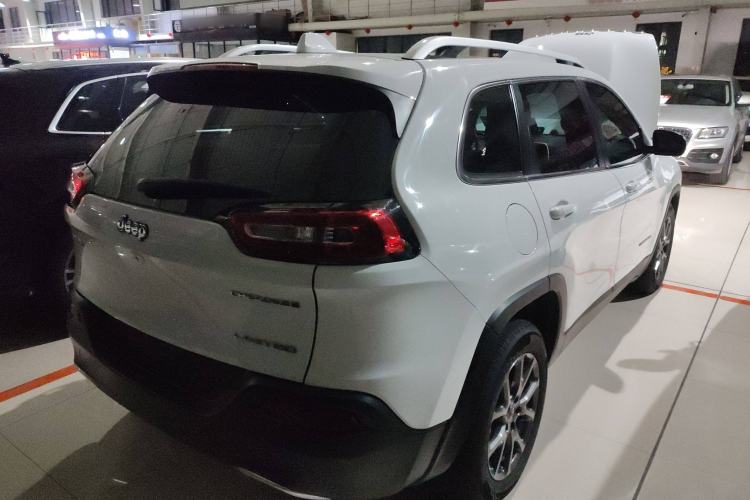 Used  Cherokee 2020 2.0L Two-Wheel Drive Classic Sports Edition
