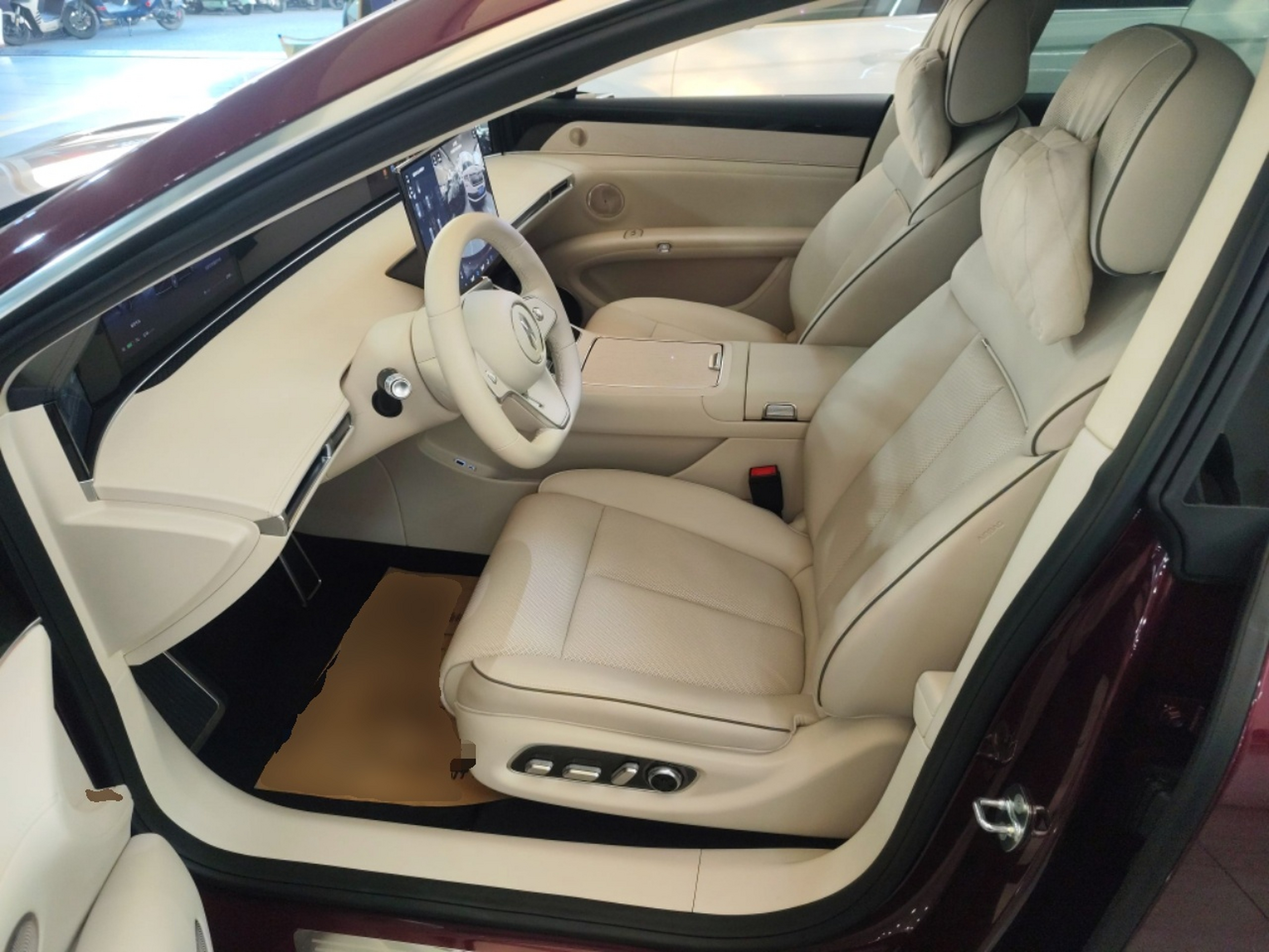 المقاعد الأمامية داخل السيارة