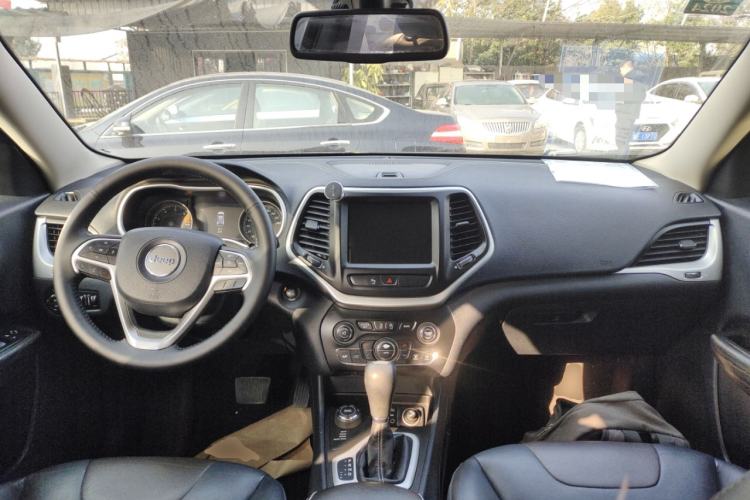 Used  Cherokee 2016 2.4L Professional Smart Version
