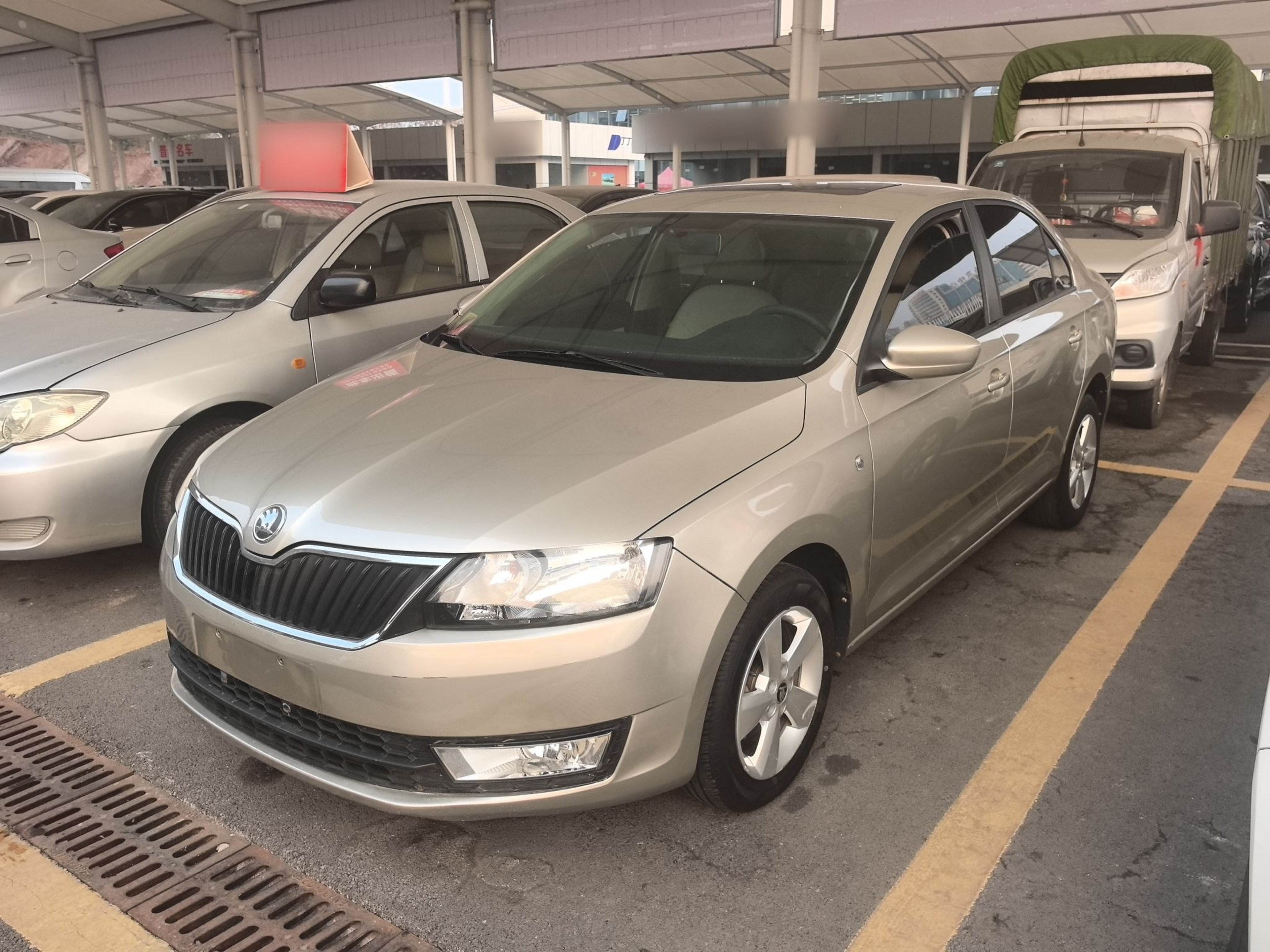 تحت مقدمة السيارة