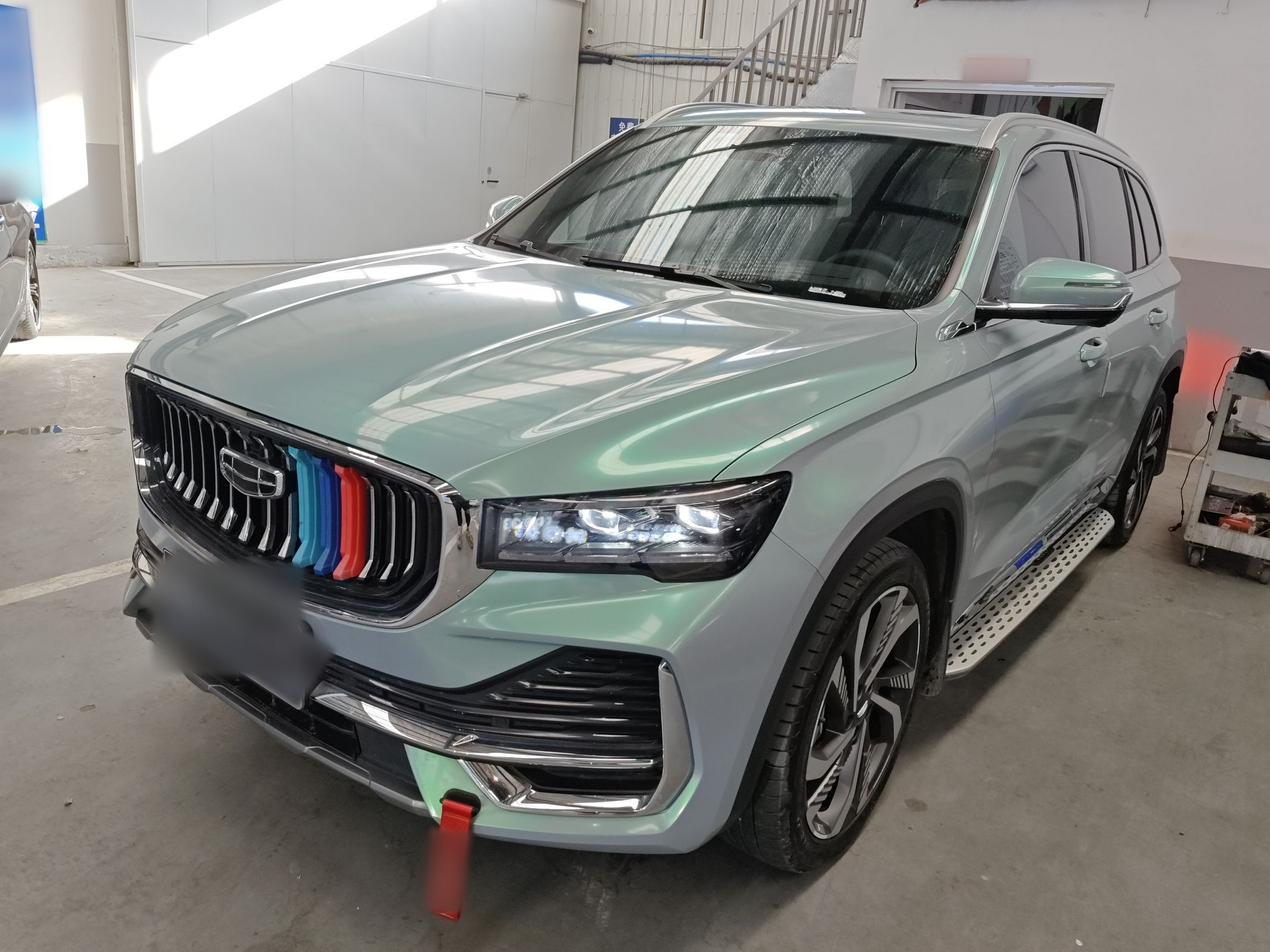 تحت مقدمة السيارة