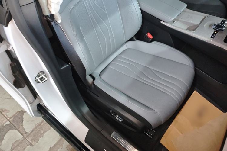 Used  E8 2024 550 km Range Rear-Drive MAX
