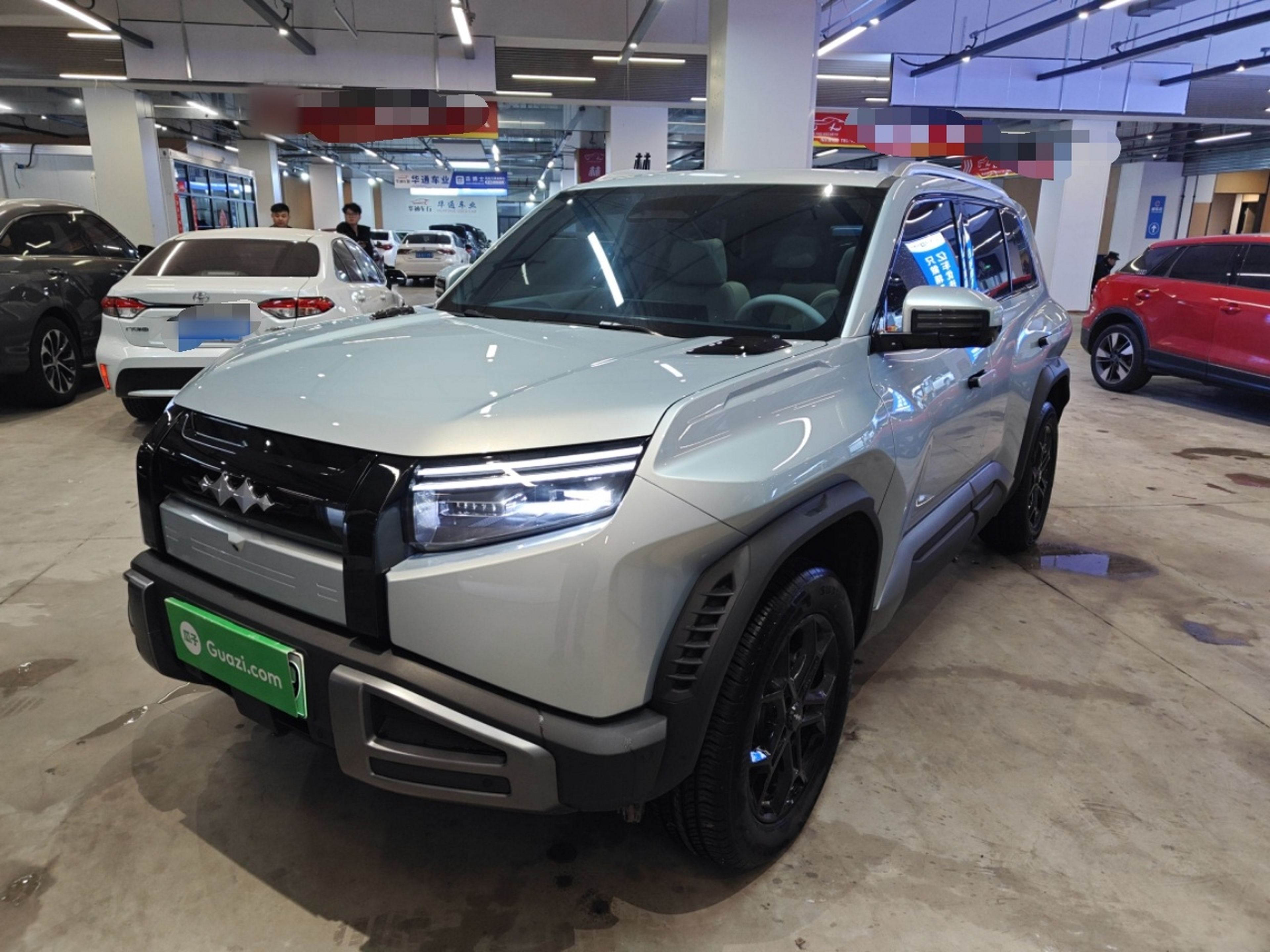 تحت مقدمة السيارة