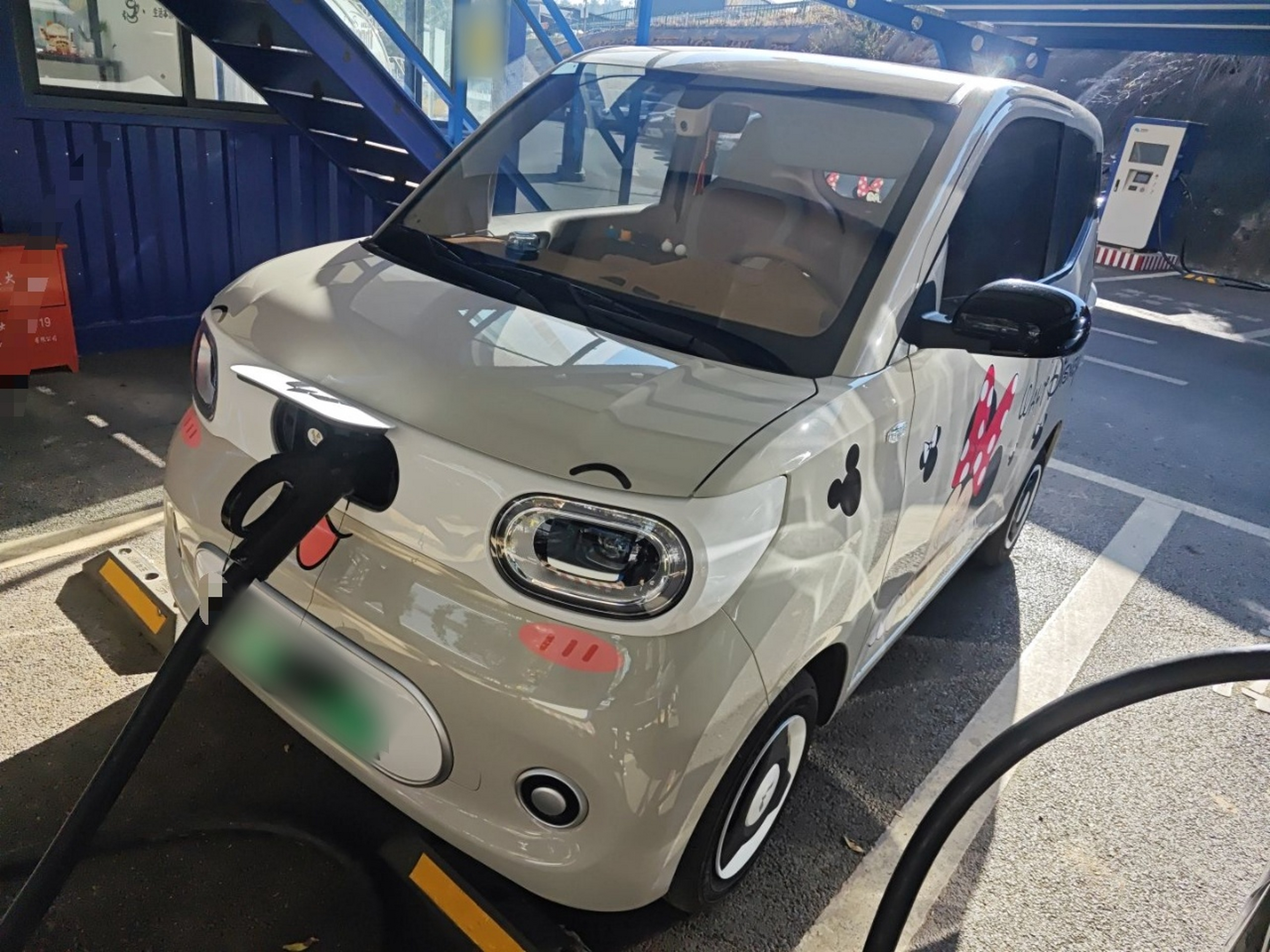 تحت مقدمة السيارة