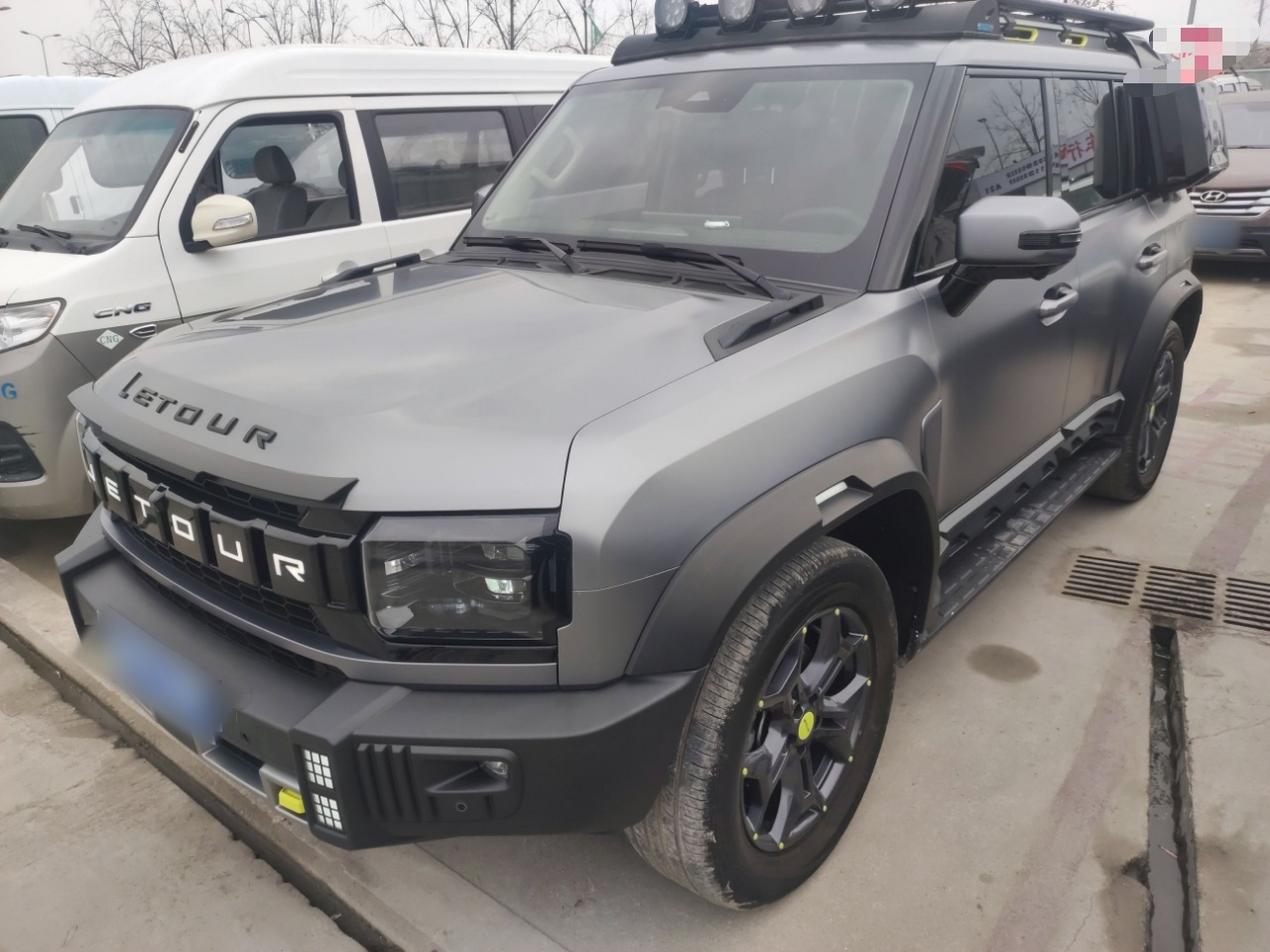 تحت مقدمة السيارة