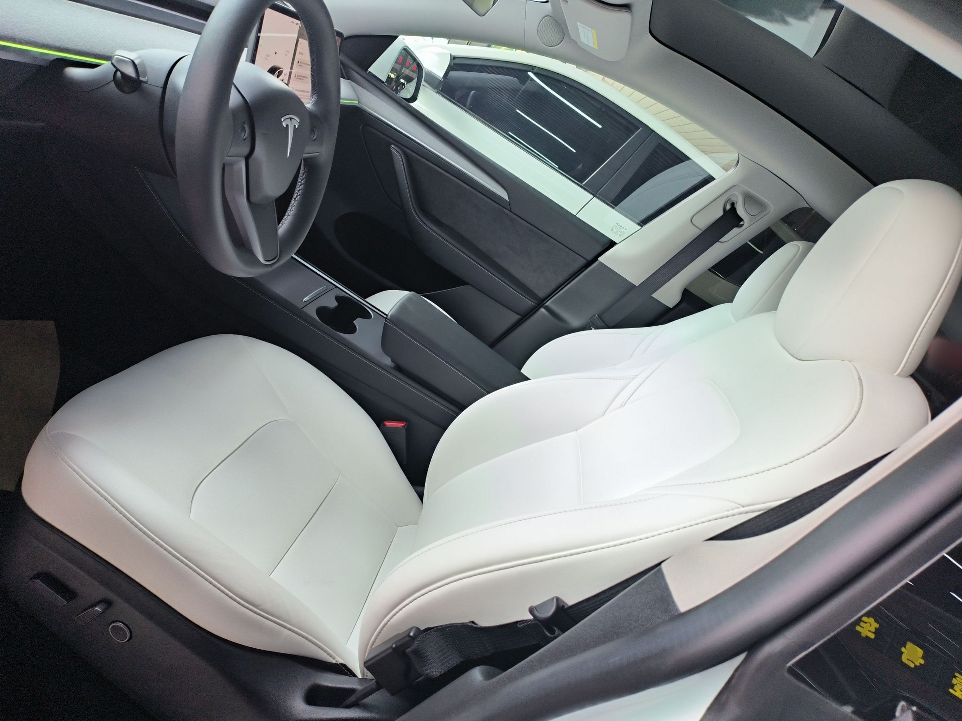 المقاعد الأمامية داخل السيارة