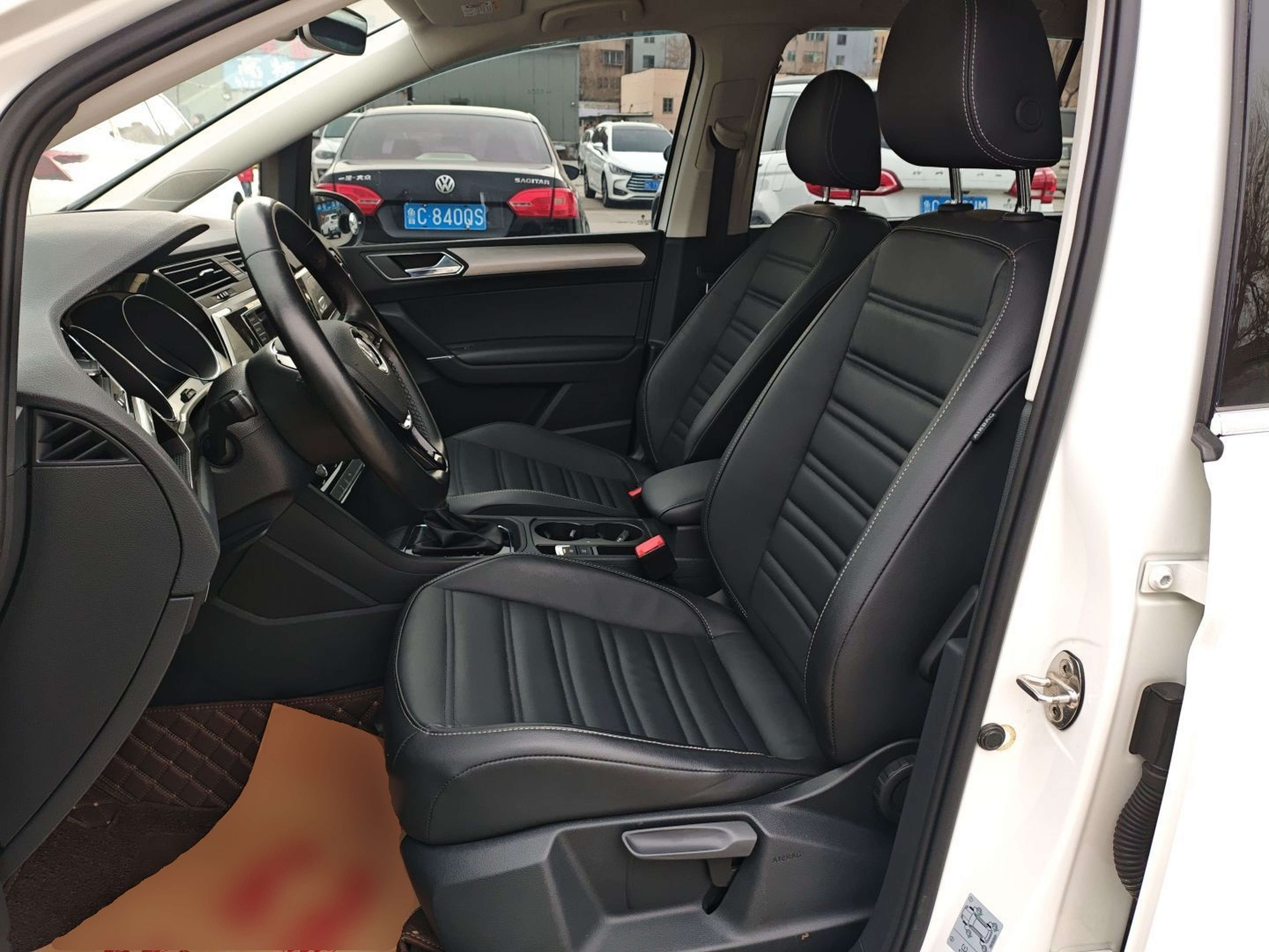 المقاعد الأمامية داخل السيارة