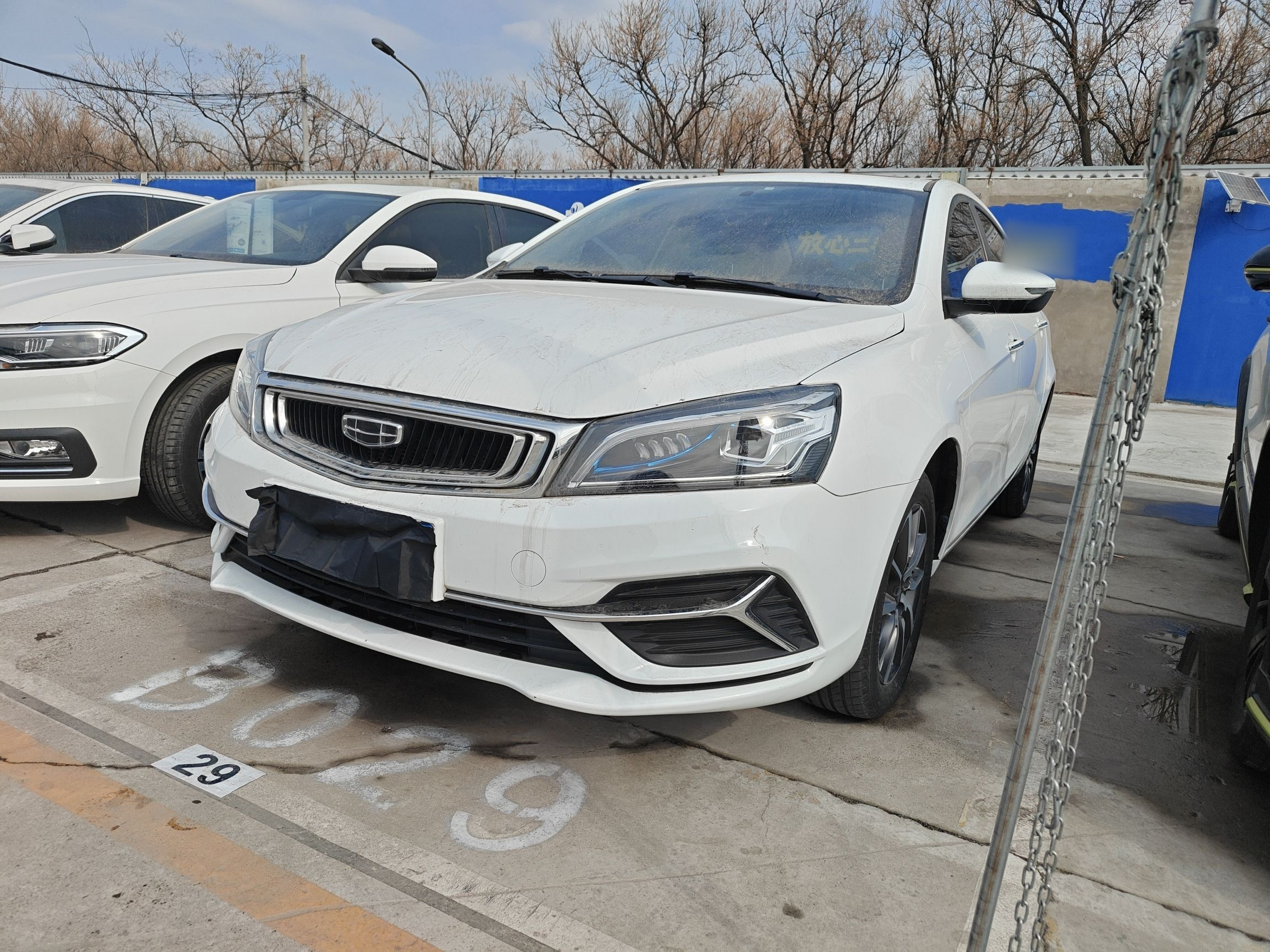 Под передней частью автомобиля