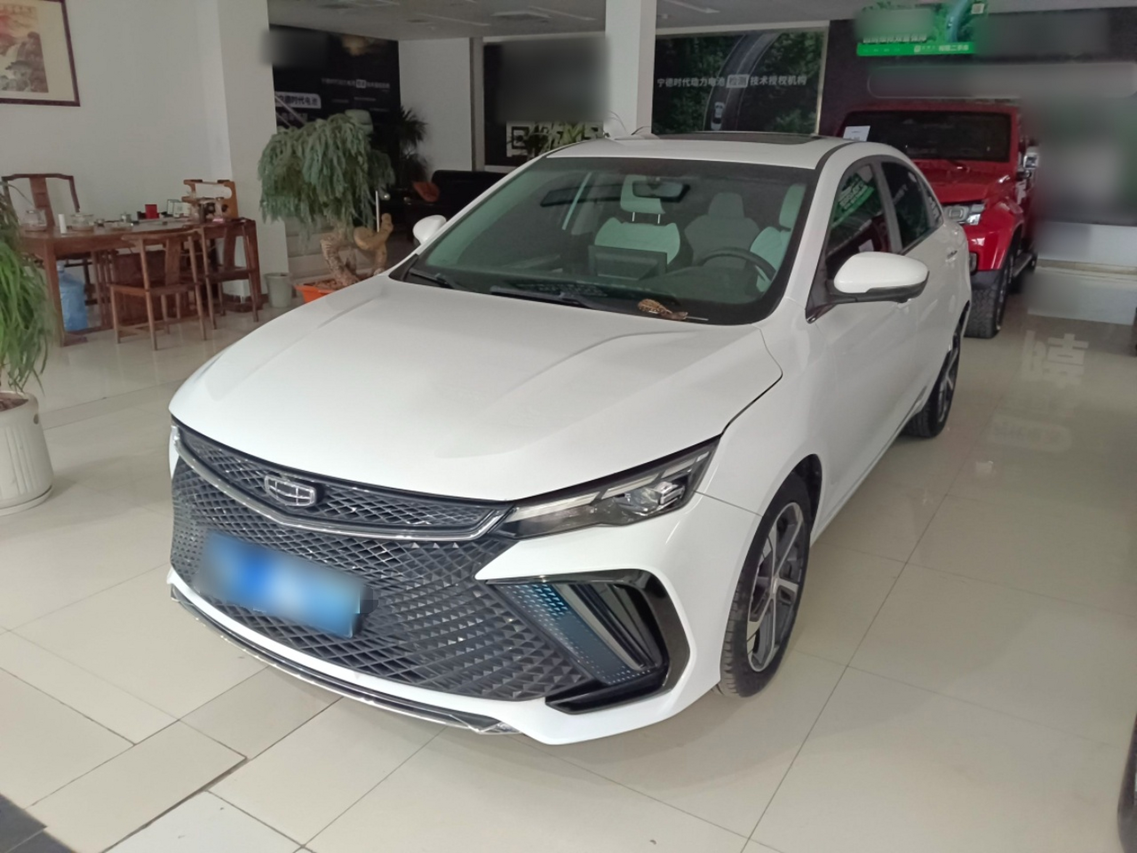 تحت مقدمة السيارة