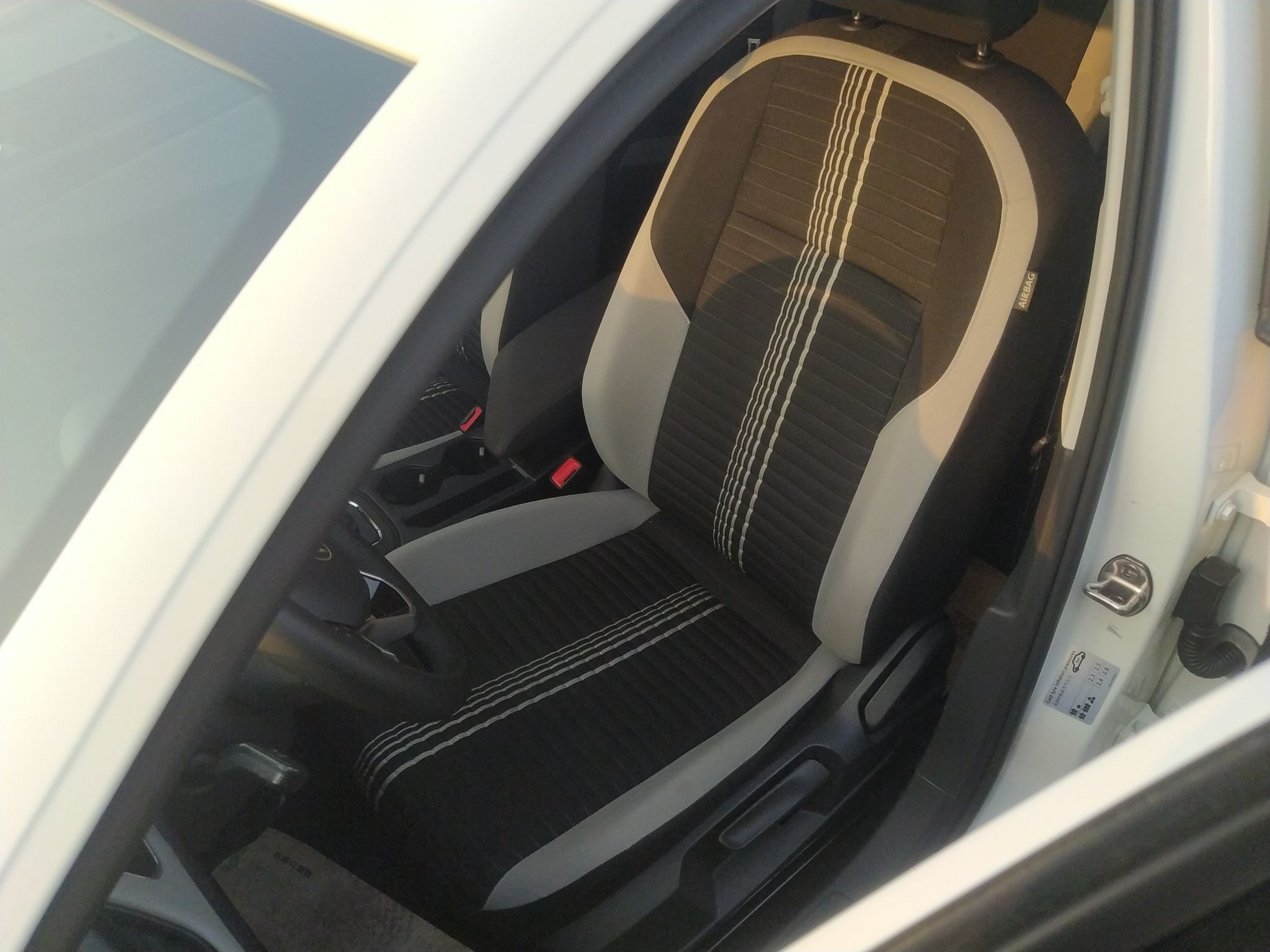 Переднее сиденье в автомобиле