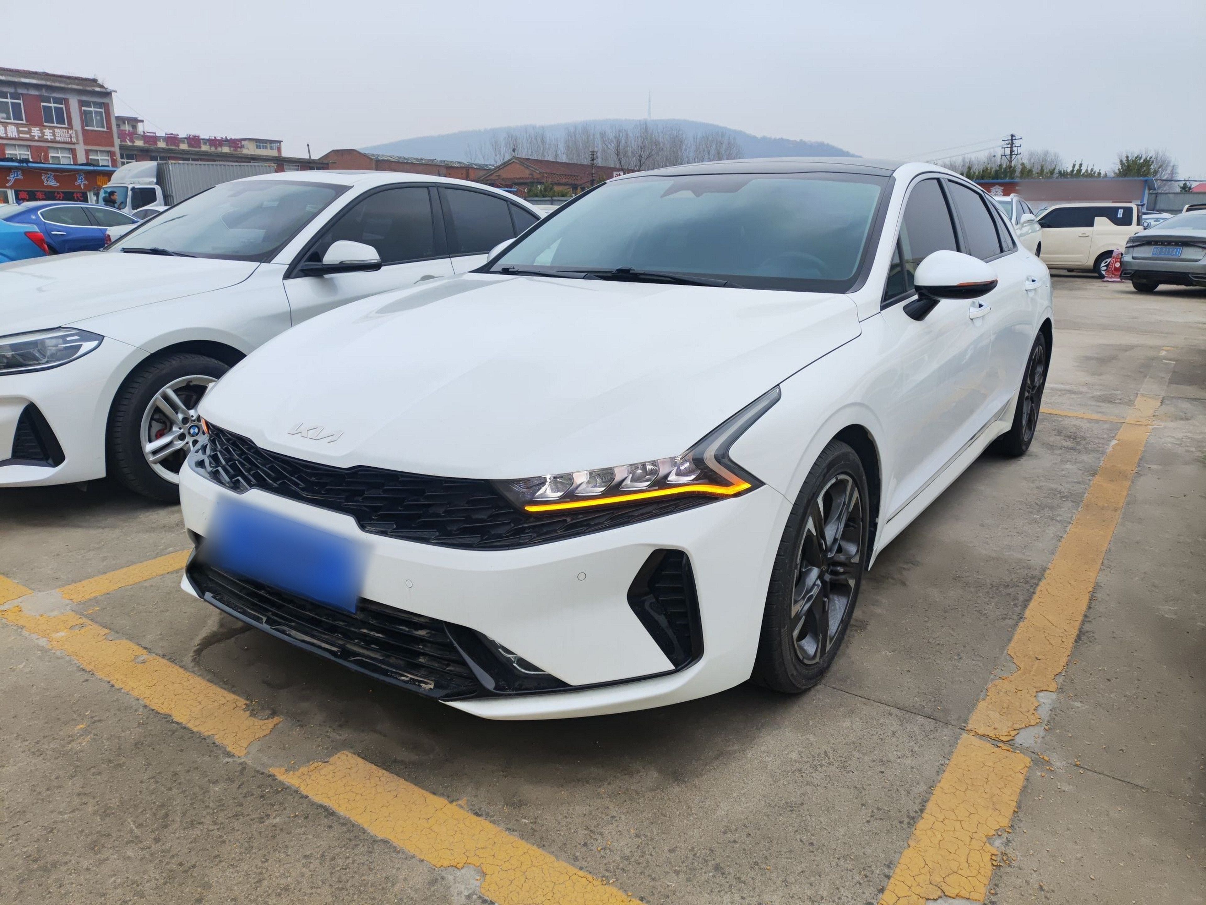 Под передней частью автомобиля