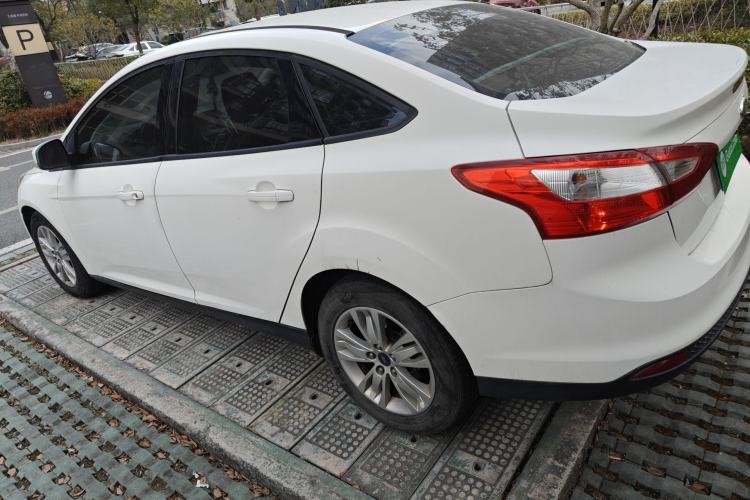 Used Ford Focus 2012 Sedan 1.6L Manual Comfort Model
