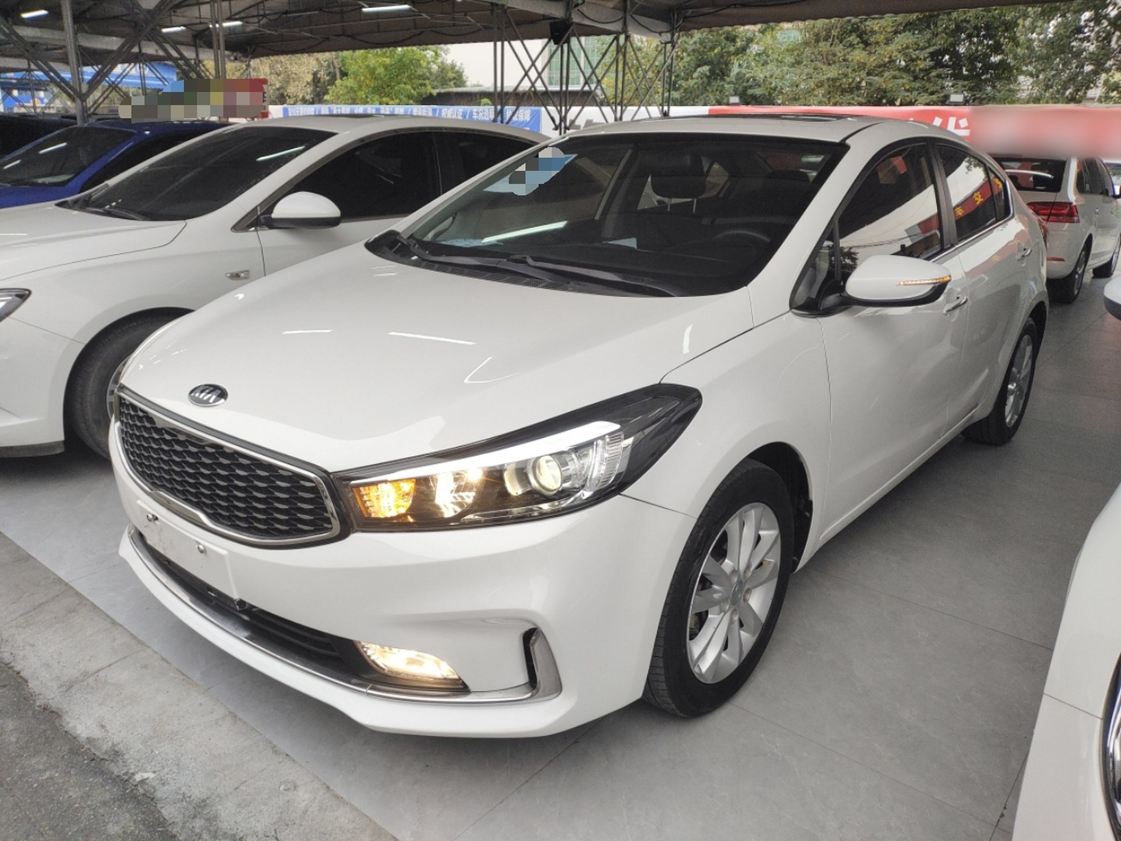 Под передней частью автомобиля