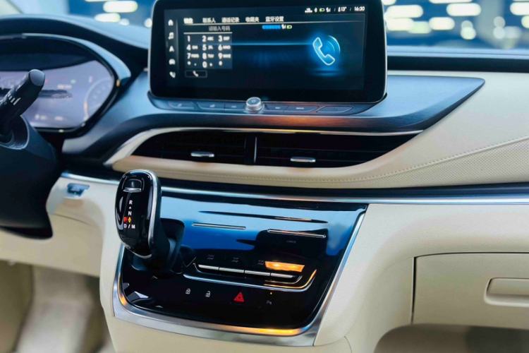 Used Buick GL8 2023 Facelifted Land Cruiser Executive Luxury Version
