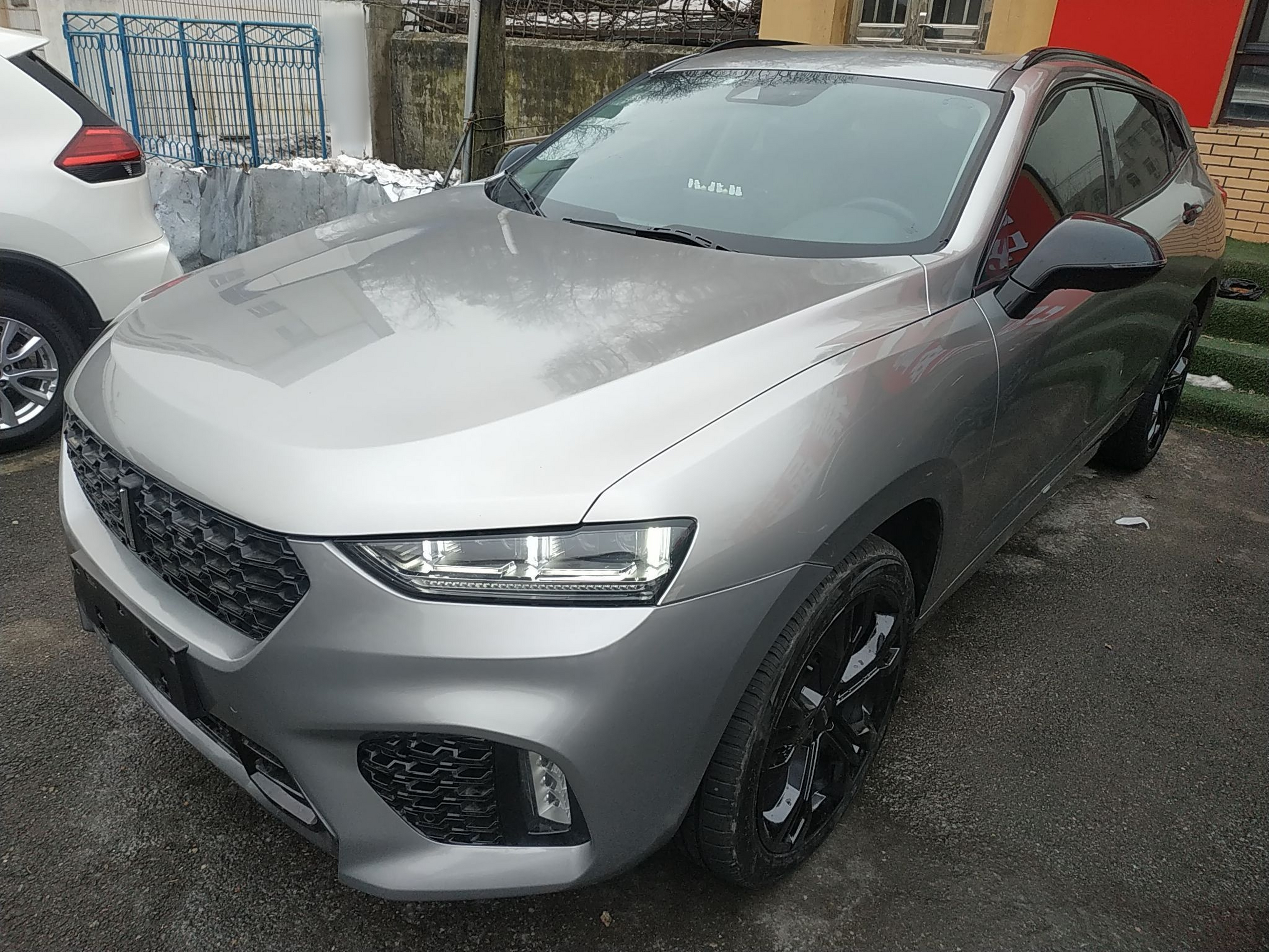 Под передней частью автомобиля