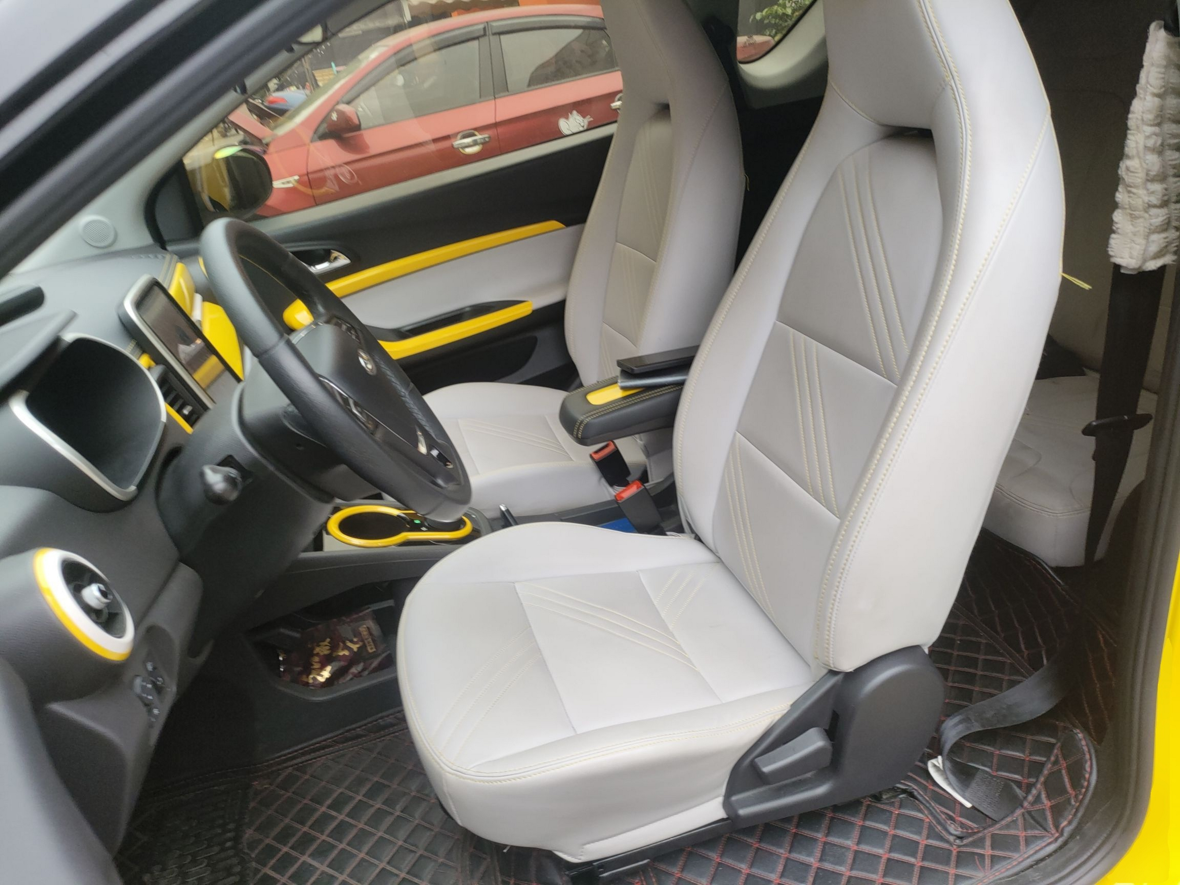 Переднее сиденье в автомобиле