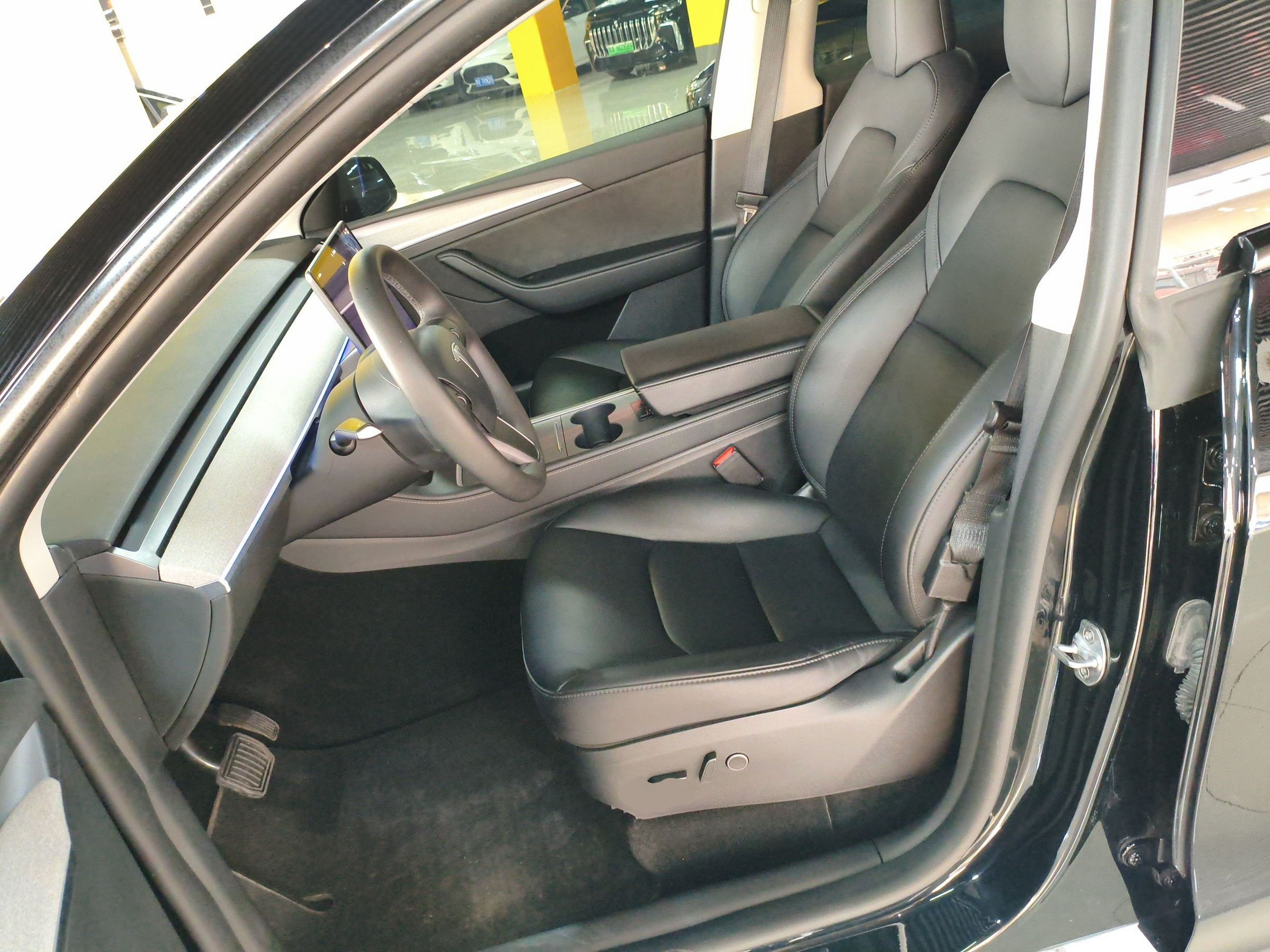 المقاعد الأمامية داخل السيارة