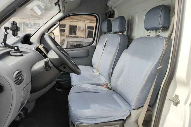 Used SAIC MAXUS Xintu V80 2023 2.0T Manual Classic City Delivery King Short Wheelbase Mid-Roof 3-Seater
