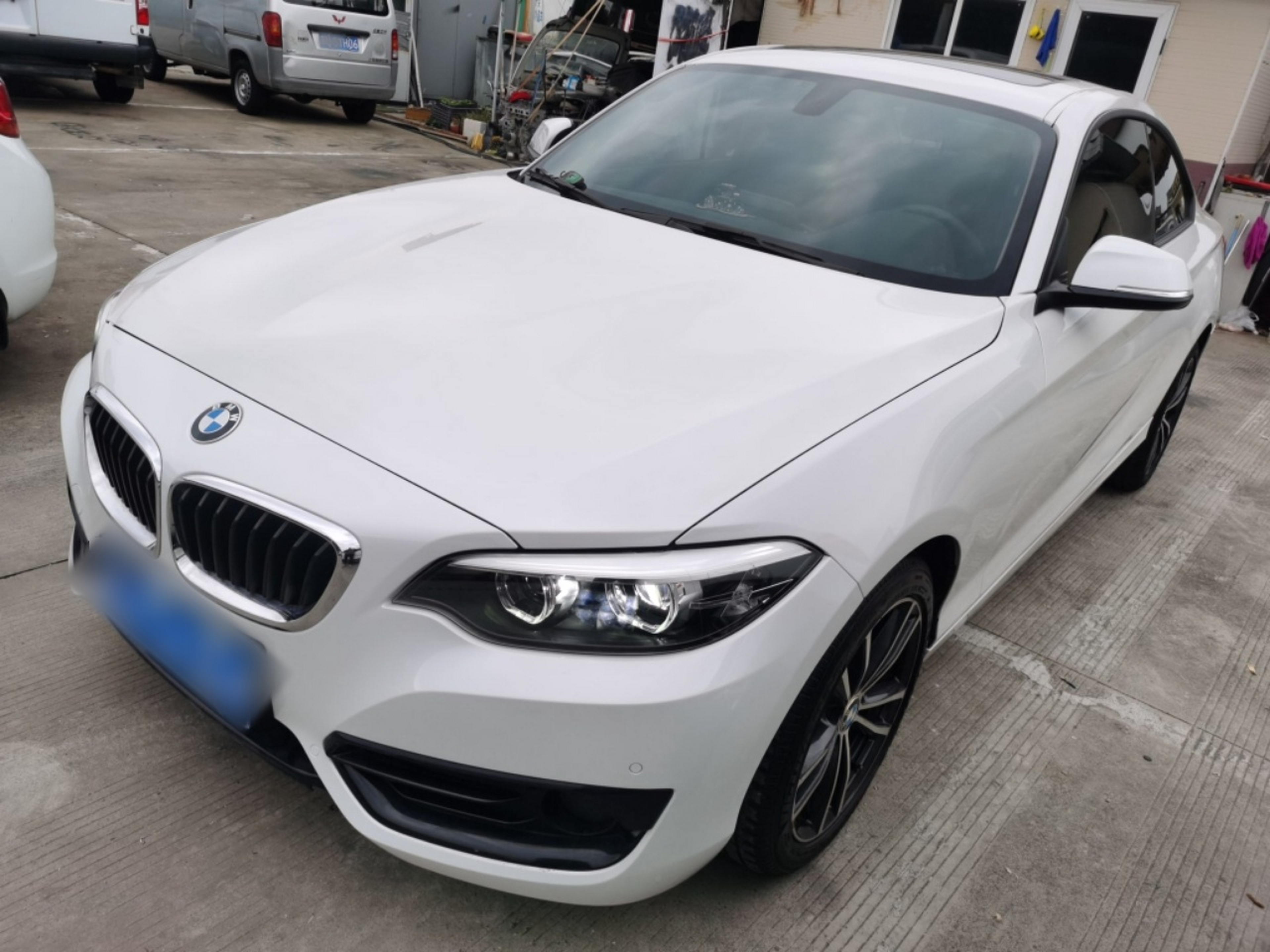 تحت مقدمة السيارة