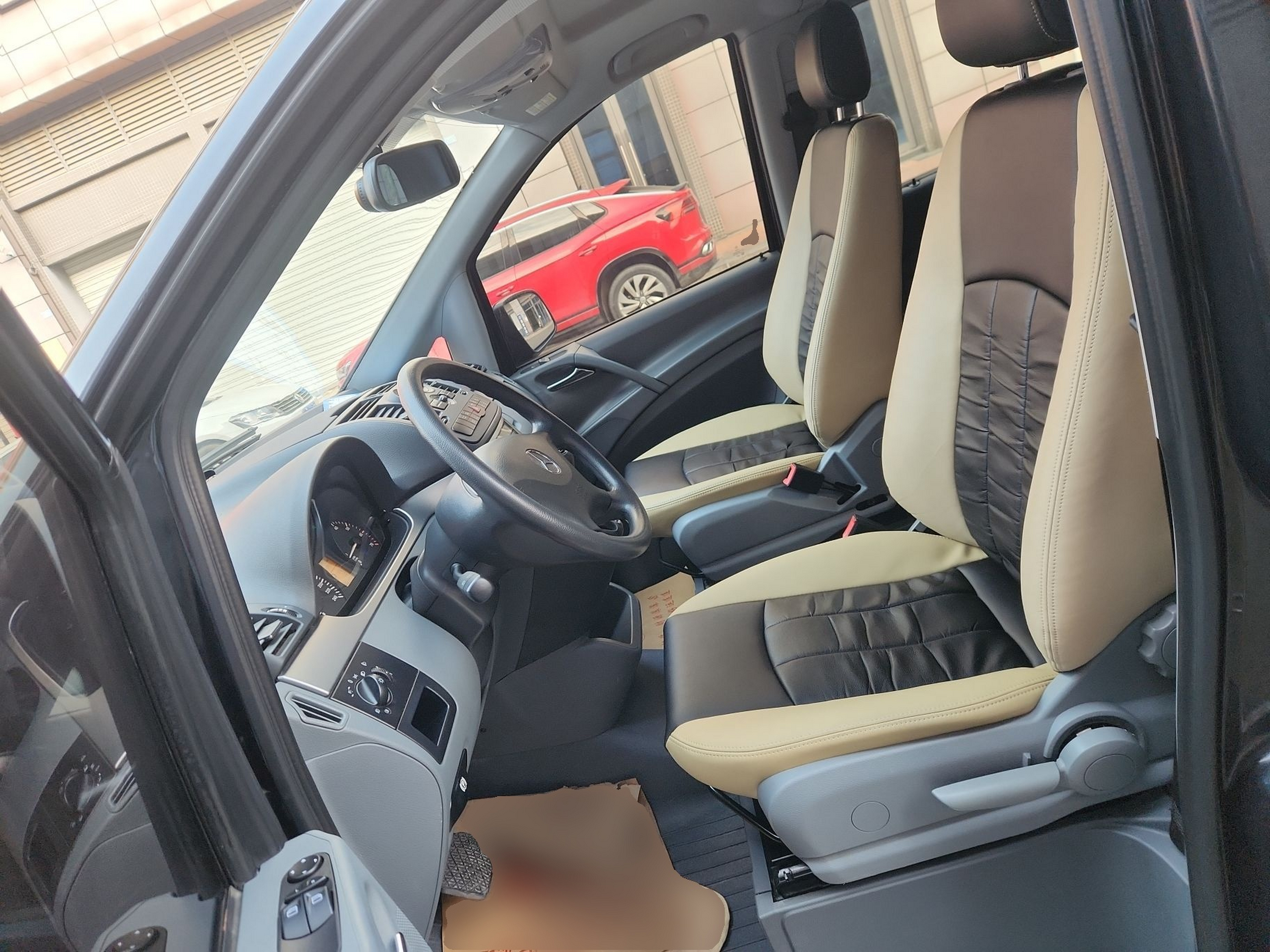 المقاعد الأمامية داخل السيارة