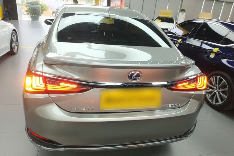 Used Lexus ES 2020 300h Premier Edition
