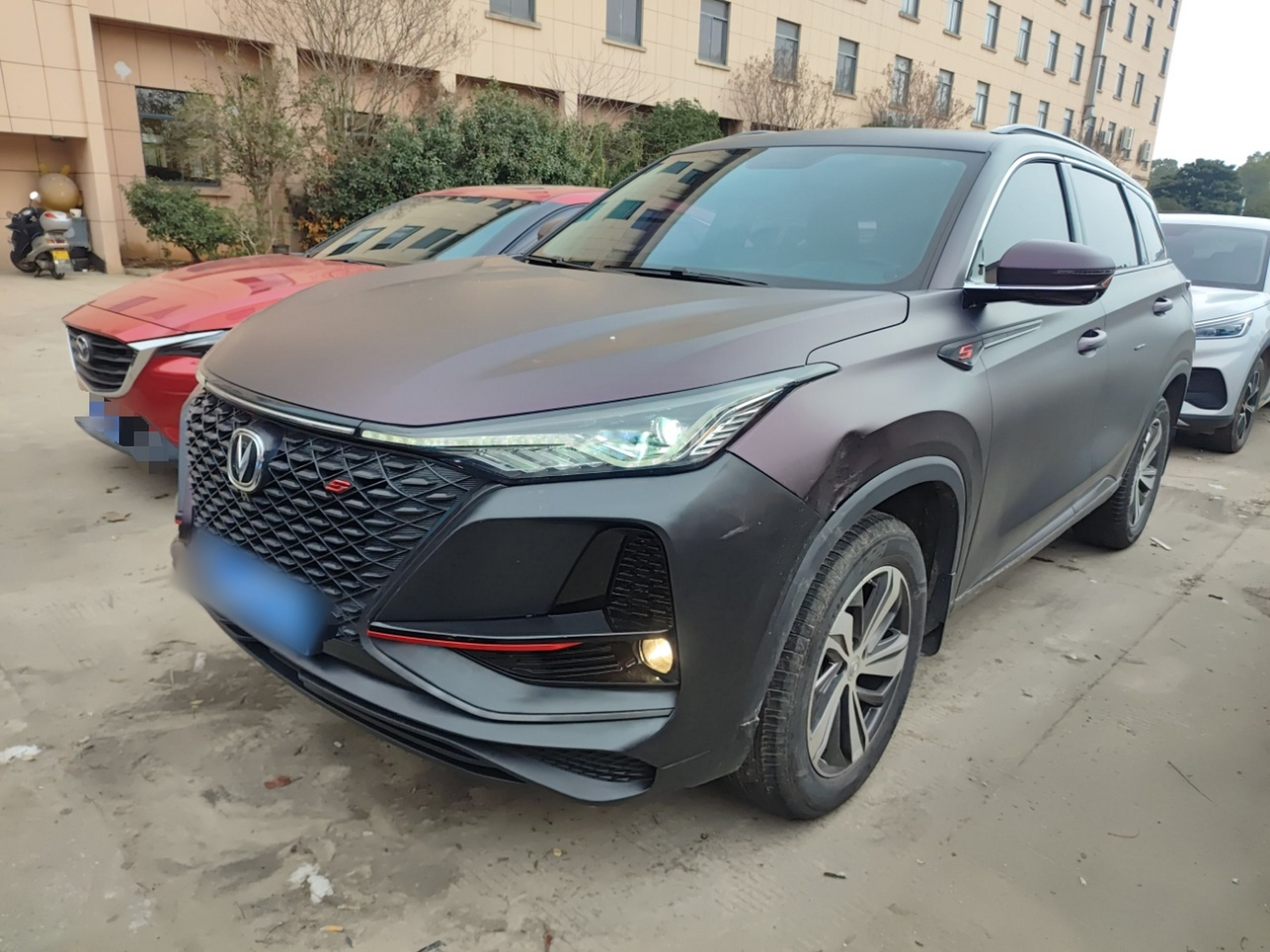 Под передней частью автомобиля