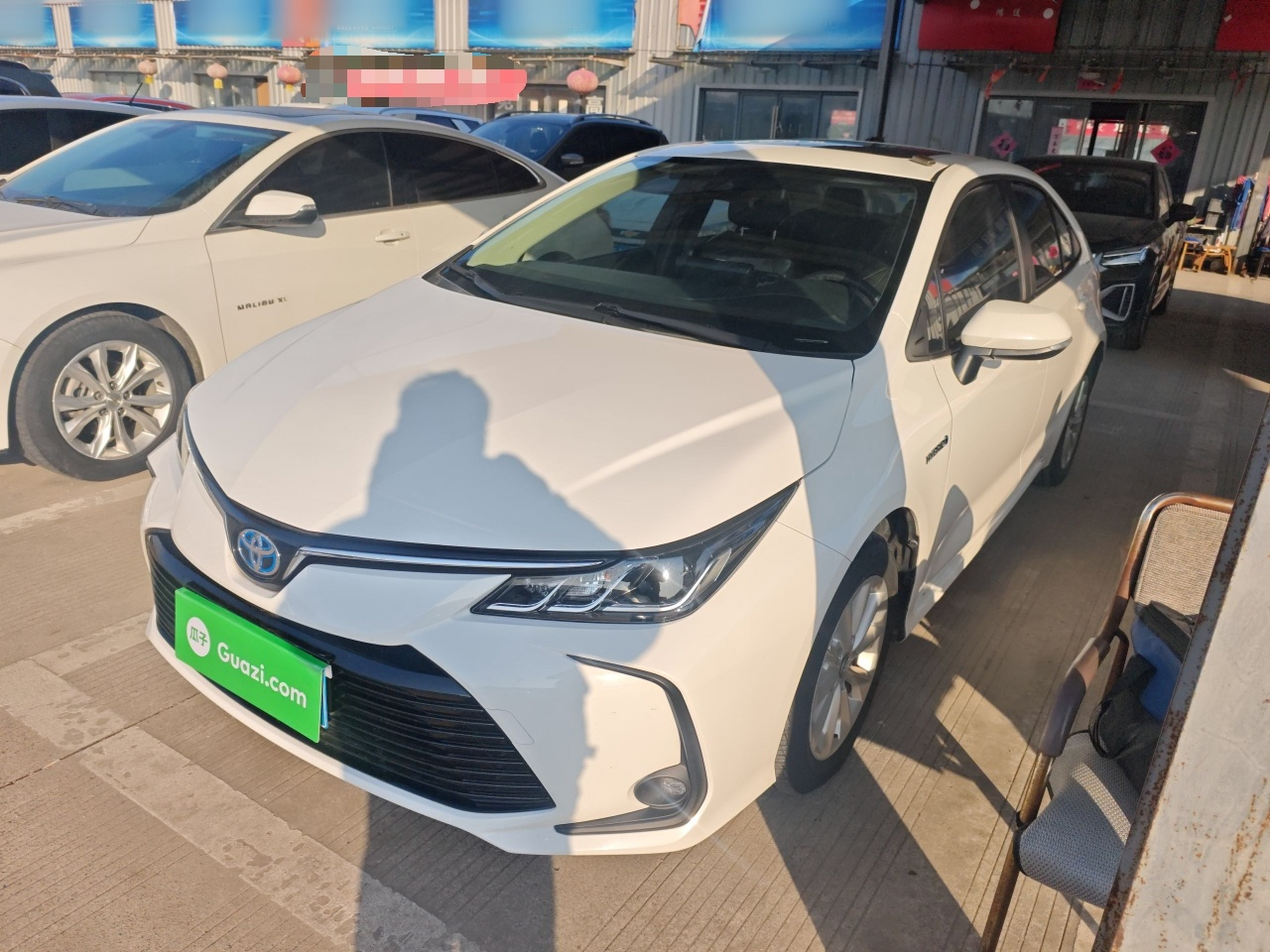 تحت مقدمة السيارة