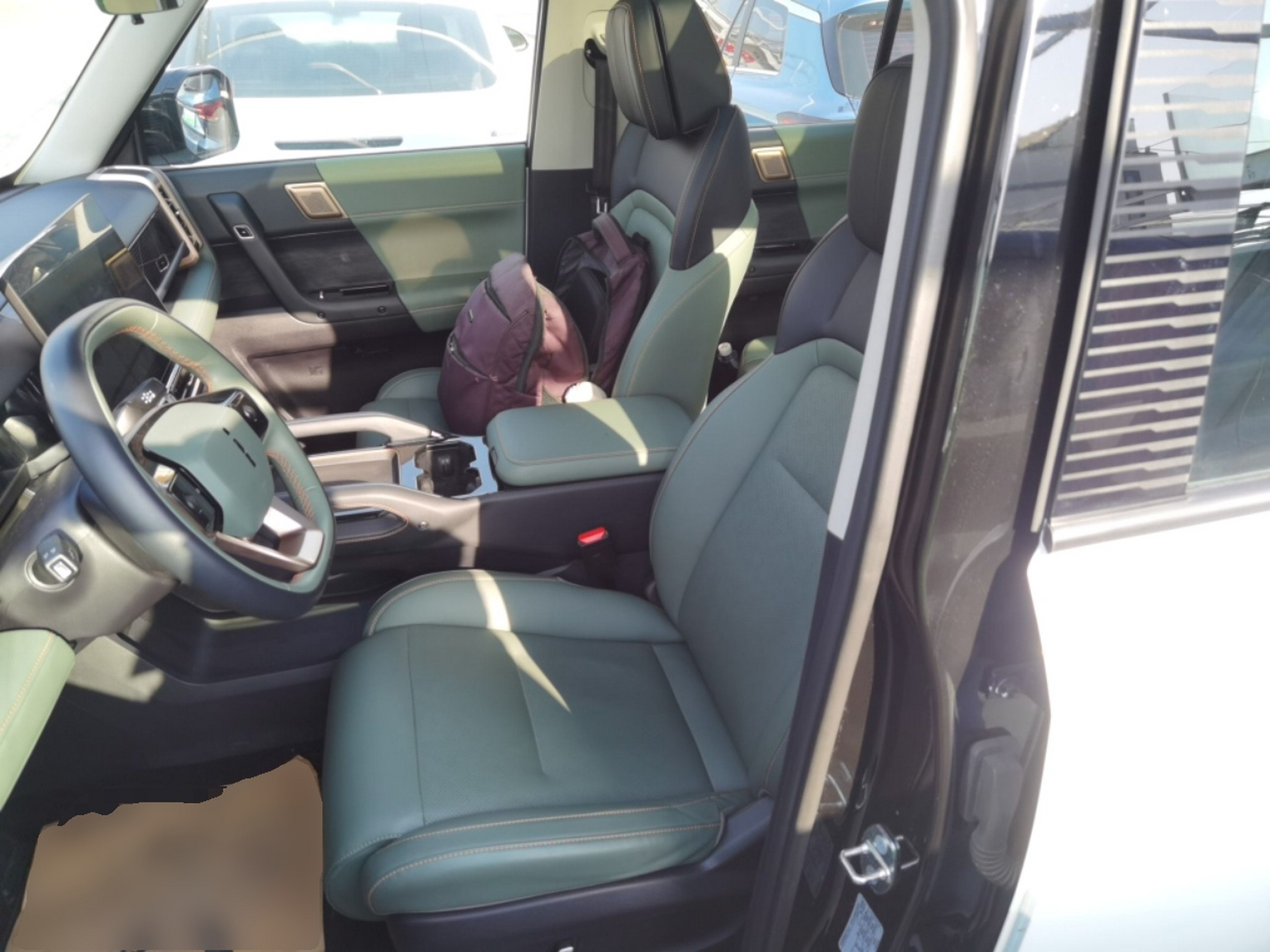 المقاعد الأمامية داخل السيارة