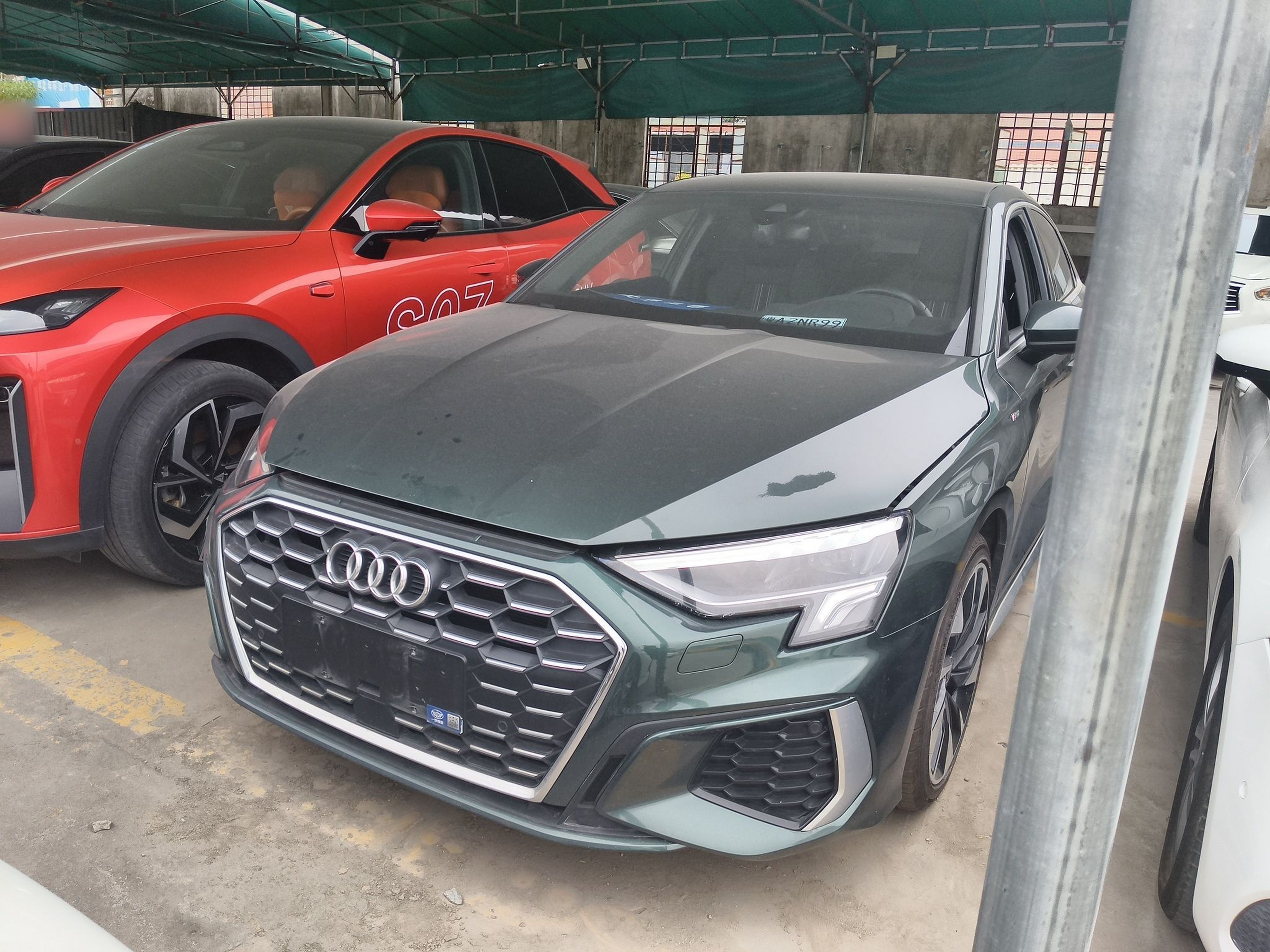 تحت مقدمة السيارة