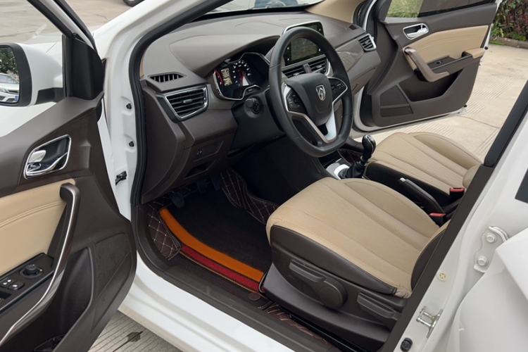 Used Baojun 310W 2017 1.5L Manual Fashion Model China V