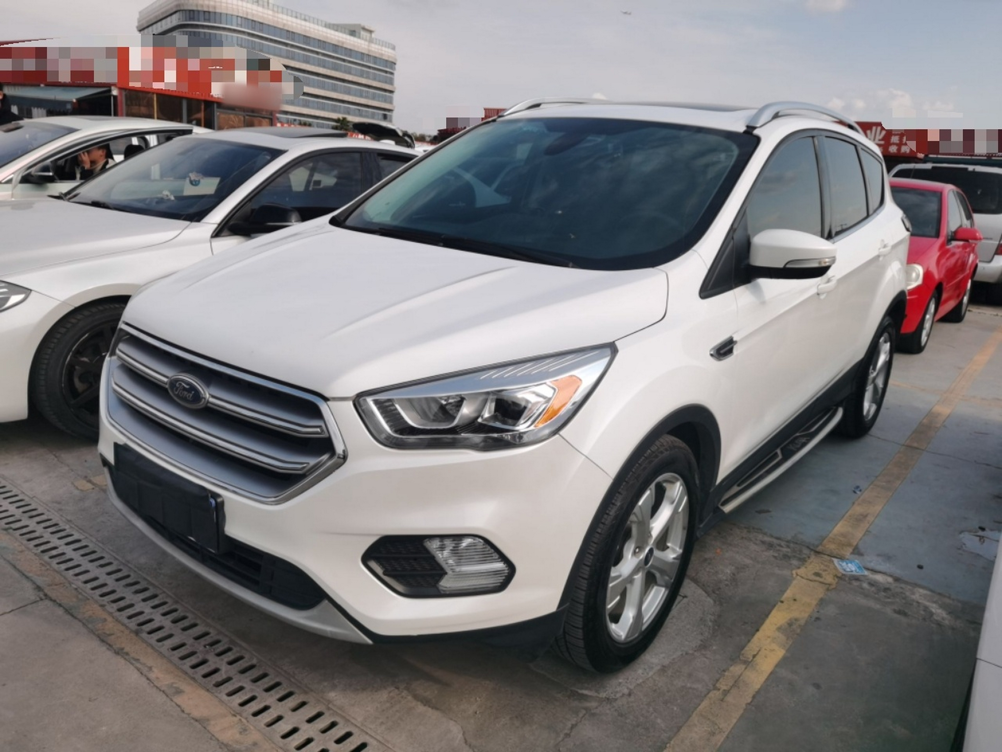 تحت مقدمة السيارة