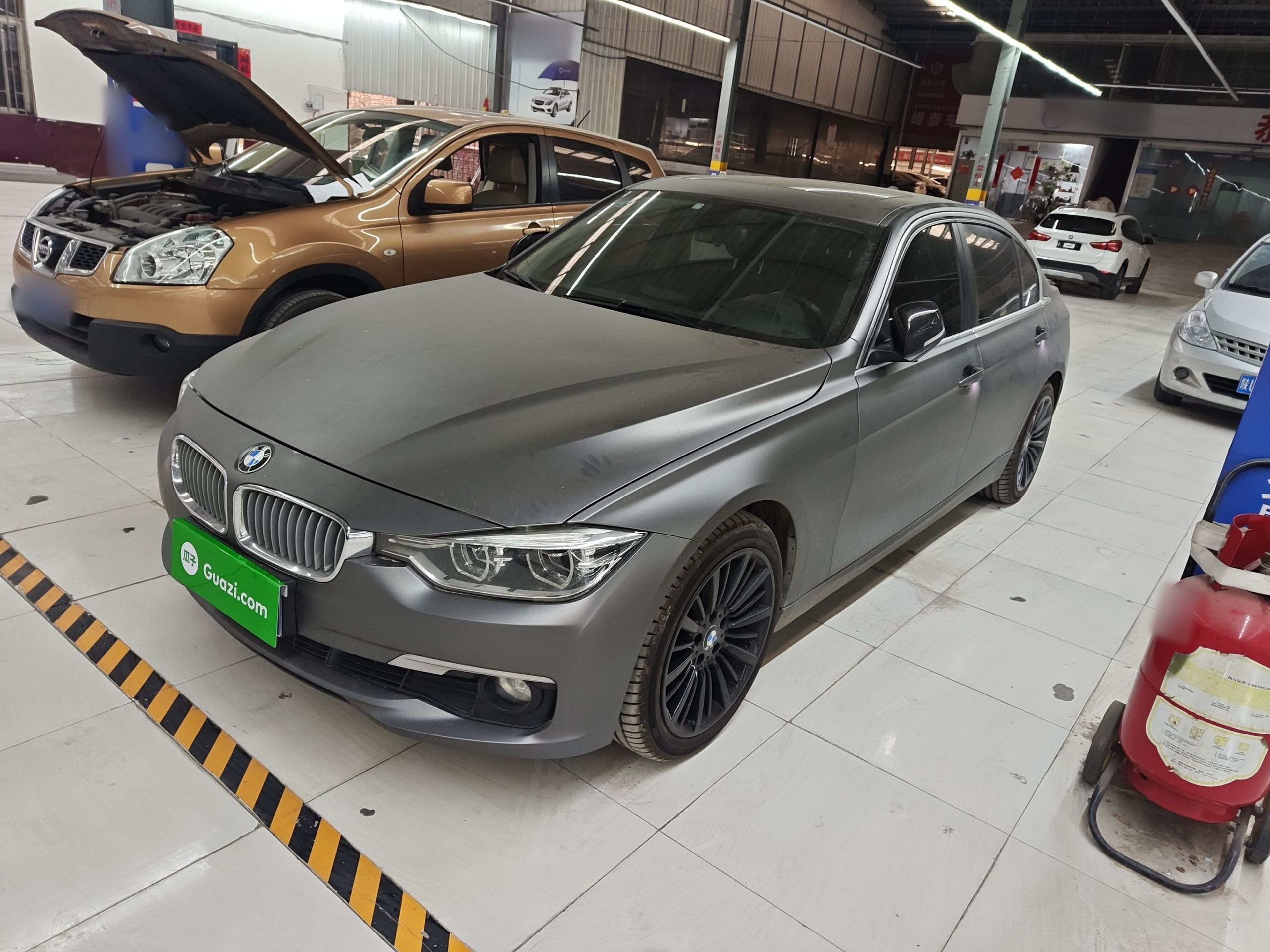 تحت مقدمة السيارة