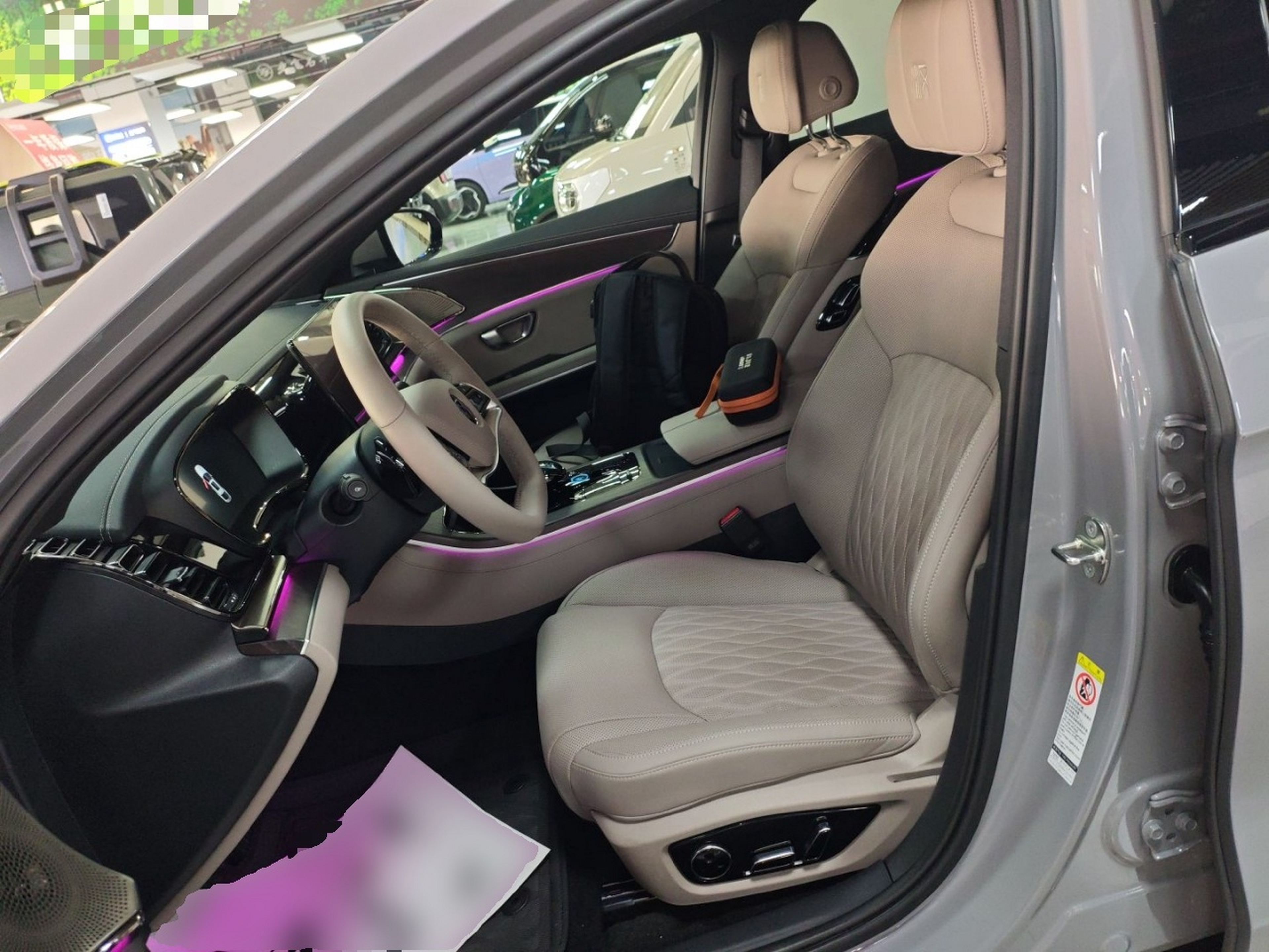 Переднее сиденье в автомобиле