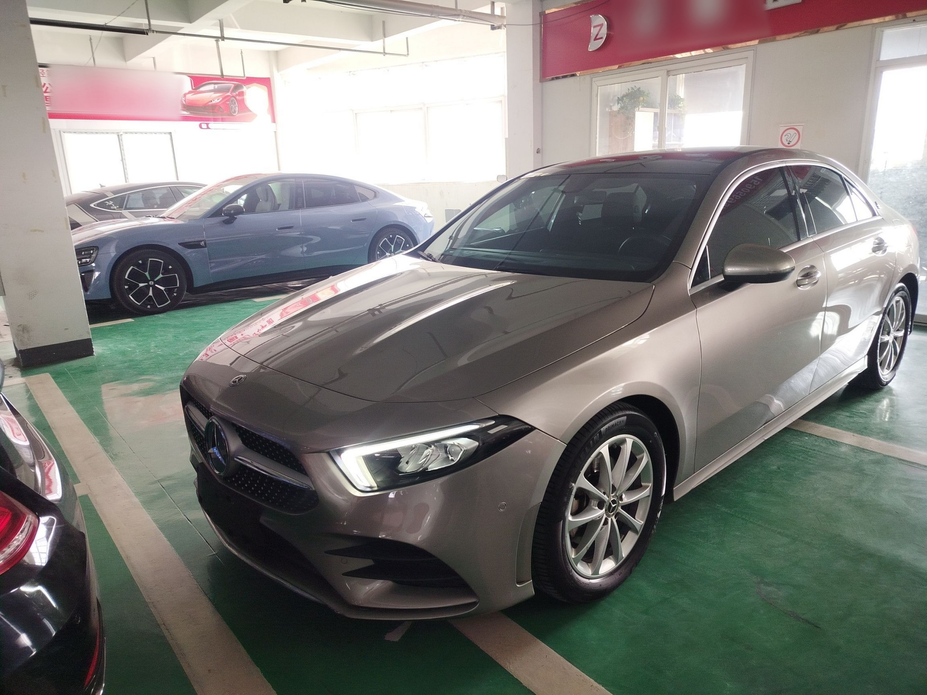 Под передней частью автомобиля