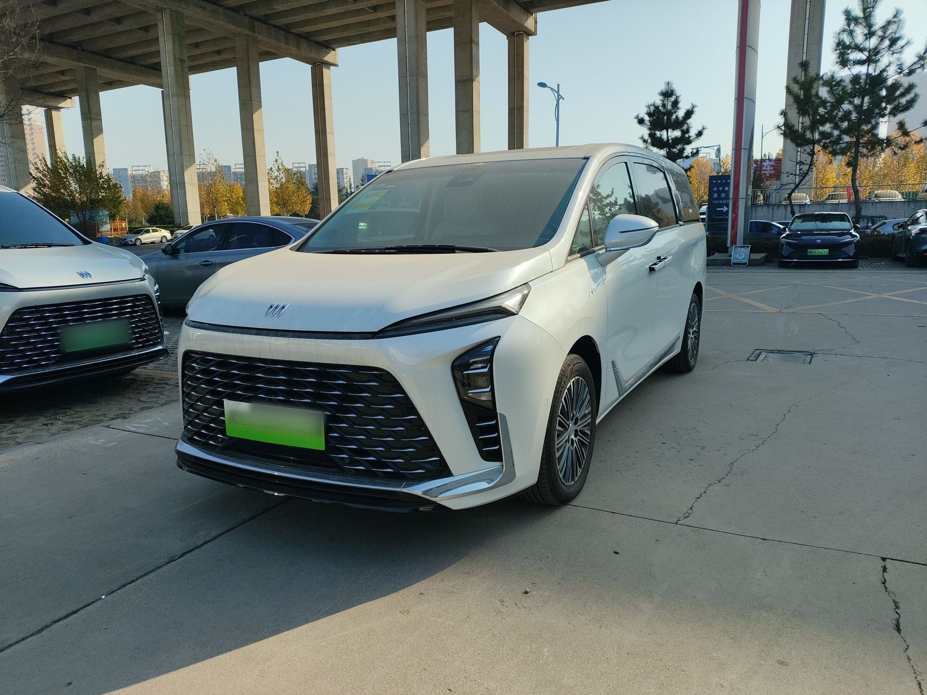 Под передней частью автомобиля