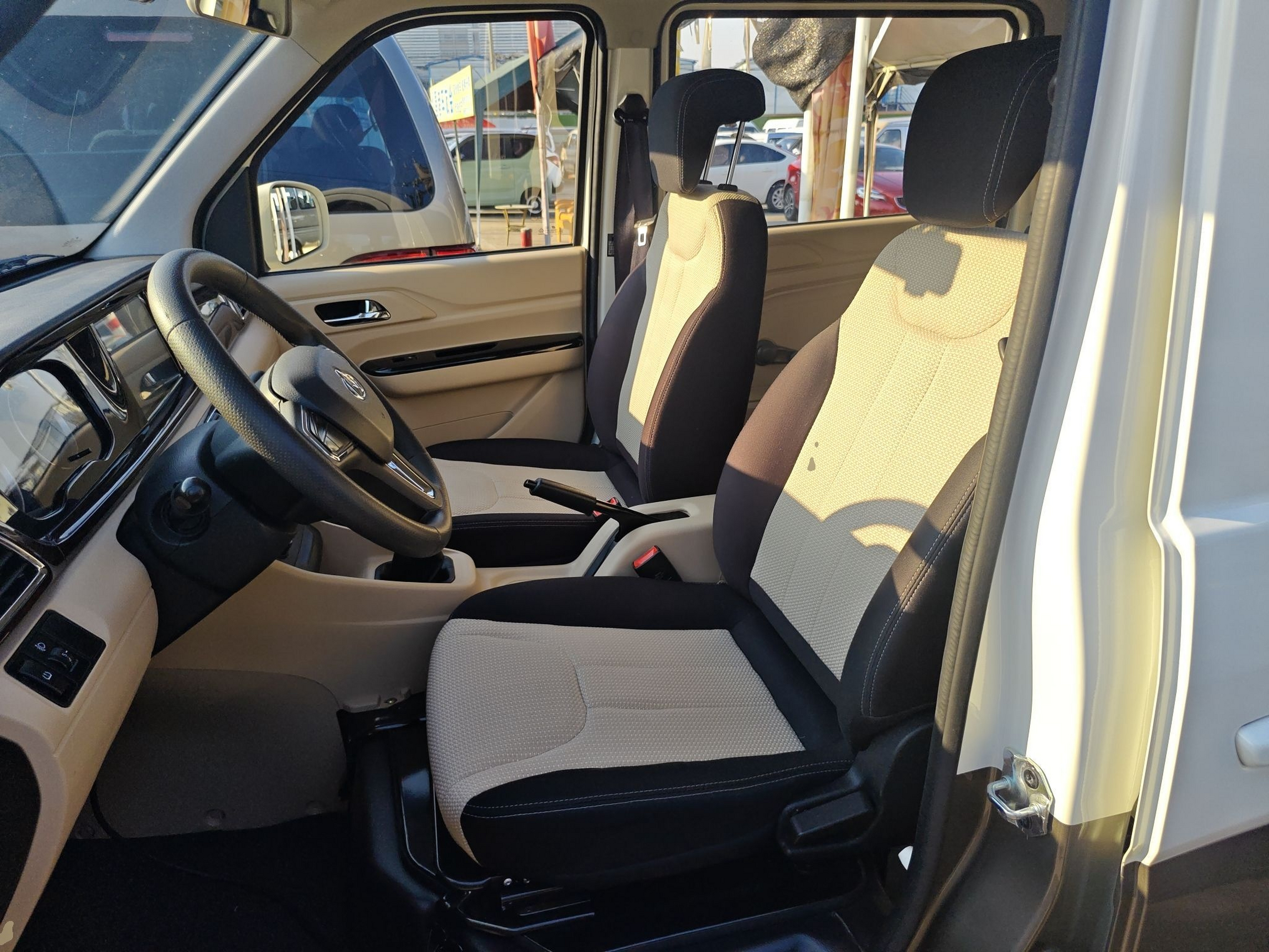 المقاعد الأمامية داخل السيارة