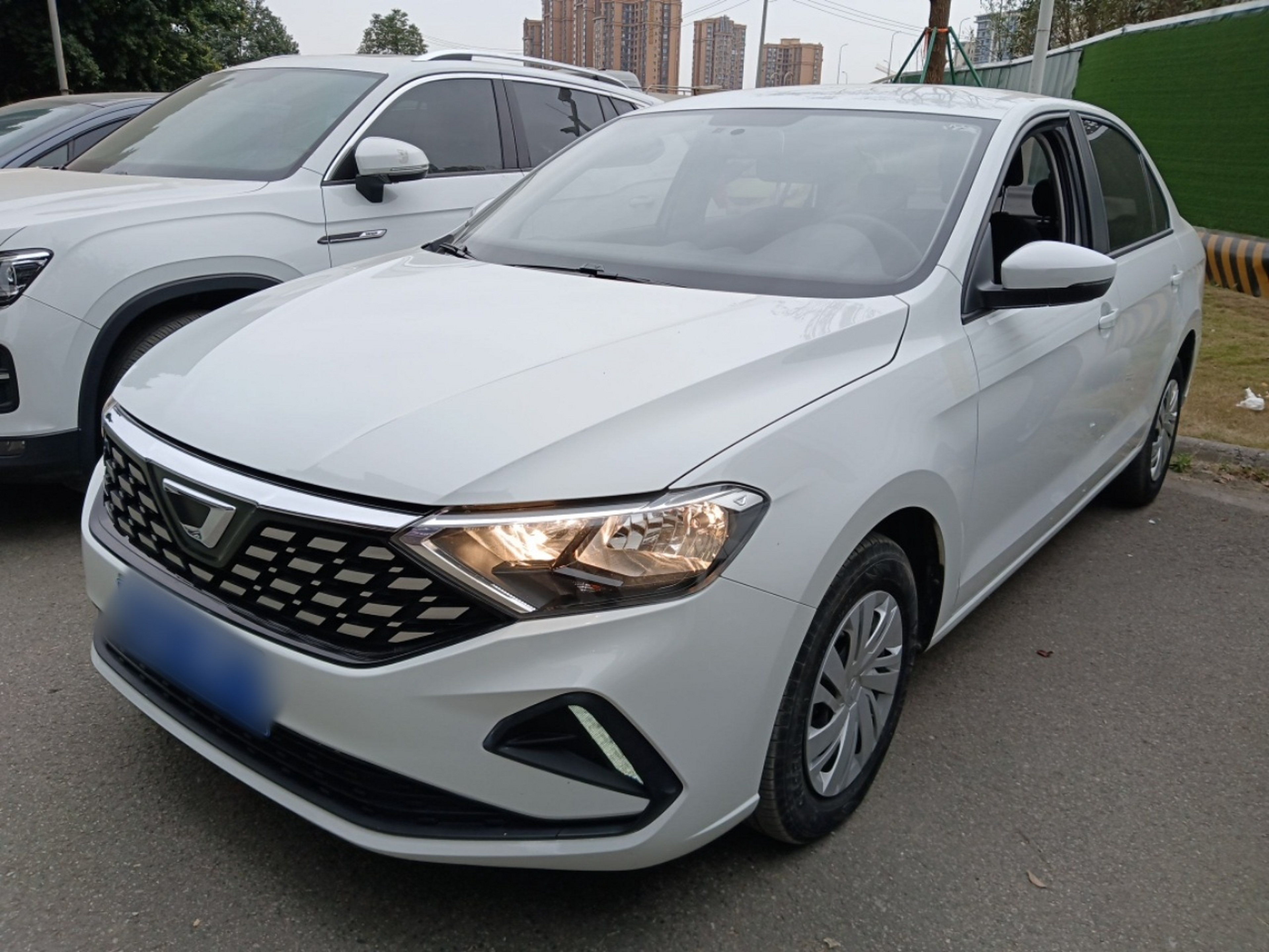 Под передней частью автомобиля