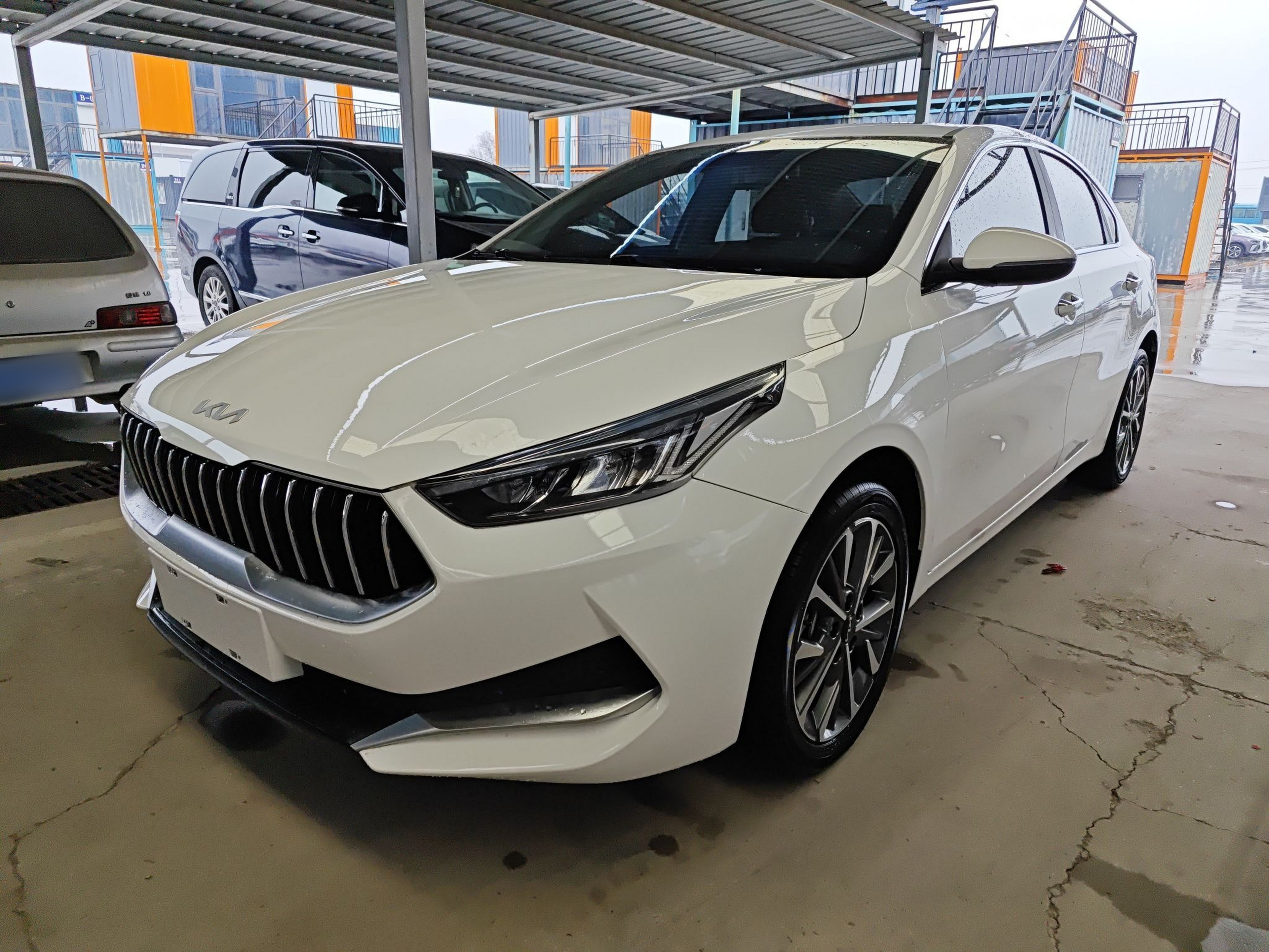 Под передней частью автомобиля