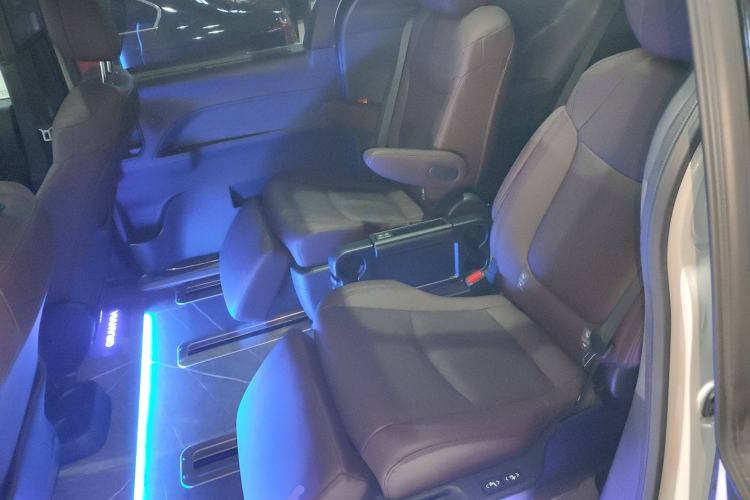 Used Toyota Granvia 2023 2.5L Hybrid Flagship VIP Edition
